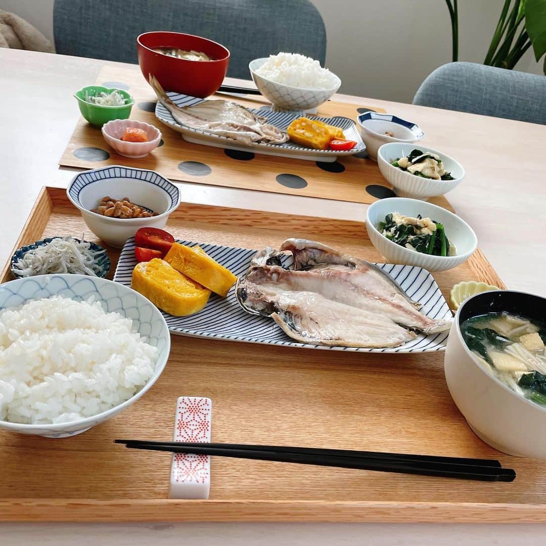 本田しおりのインスタグラム：「#おうちごはん  #いぼ鯛の干物 #だし巻き卵 #ほうれん草とえのきと油揚げのお浸し #ほうれん草とえのきと油揚げのお味噌汁 #納豆#辛子明太子#しらす#白米」