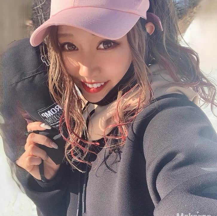 MOTOMIのインスタグラム：「@ ROMP ambassador🇯🇵 発表  今シーズン日本に再上陸したROMP を私と一緒にPRしてくれる アンバサダーを紹介します🤗  ❅ MINORI ❅ @minorin0505  «sponsor» flux snowboard ogasaka 雪将軍  «出演media» ・ちゃらとりYouTube ・20-21seasonハンターマウンテン   塩原イメージPV ・つま恋スキー場PV ・苗場スノースクートスクールPV  彼女は 全日本シングルオールアジア準優勝🥈✨ の経験もある 現役のカービング選手！ グラトリ、パークにもチャレンジ中で これからの活躍がとても楽しみです😍  Minoriちゃんの可愛いROMPコーデ 要チェックですよd(>ω<｡)  #ROMP#ロンプ #日本再上陸」