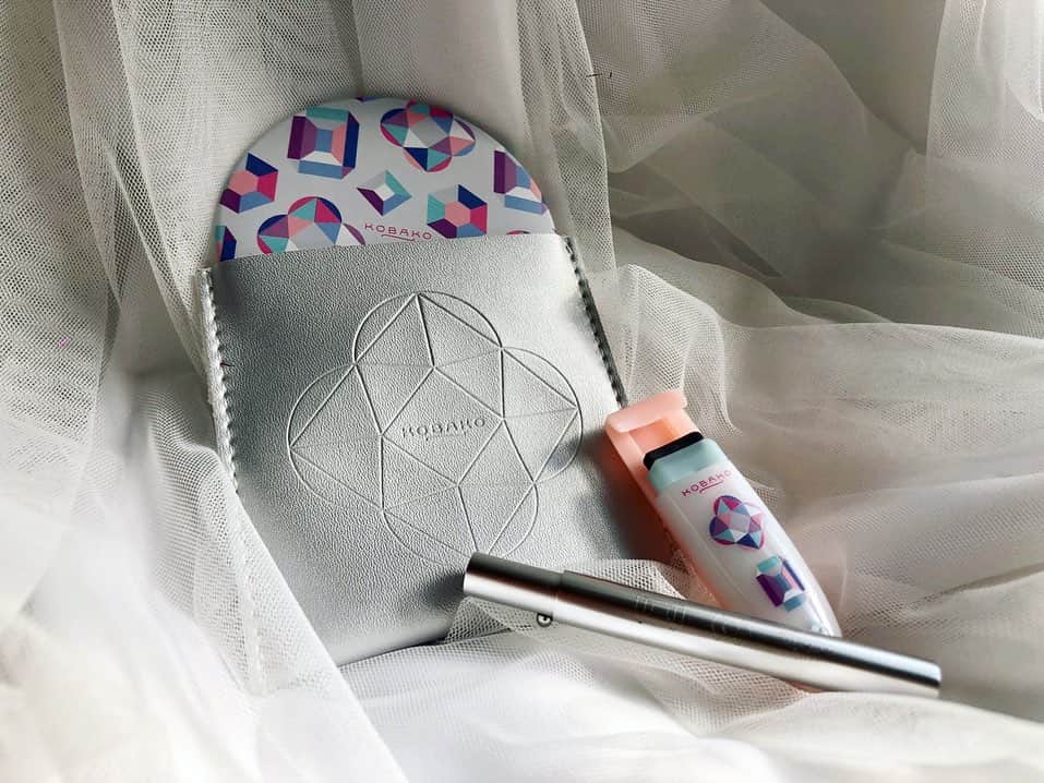 のインスタグラム：「冬のコスメたち🤍🤍🤍 . . 💠KOBAKO💠 . スモールグッドセット . 現場でセルフメイクすることも多いので、機能的で可愛くてコンパクトってのはありがたい✨ . . 💠MiMC💠 . ミネラルリキッドリーシャドー(02 デイオブライト） . ビオモイスチュアスティック . モイスチュアスティックは、冬に乾燥しやすい目元などのお直しにぴったり🙆‍♀️ . . 💠Celvoke💠 . ブルーミング メイクアップキット B . 重ね塗りで鮮やかに、薄づきにして自然な仕上がりに。お仕事メイクもオフの日のメイクも活躍🙆‍♀️ . . 基礎化粧品やアイラインなどは変わってないので、りさちゃんねるなどを見てね〜💁‍♀️ . https://www.youtube.com/channel/UC7uGtrz1dYludhU1VCkQGRg . 新しいコスメ買うとワクワクしちゃう〜✨用事がなくてもメイクして可愛くいよっ💄って思える☺️❣️ . . . #makeup #make #naturalmake #partymakeup #cosmetic #fashion #japan #tokyo #lifestyle #beauty #美活 #美肌 #skincare #wintter #wintermakeup #celvoke #mimc #KOBAKO #cutemakeup」