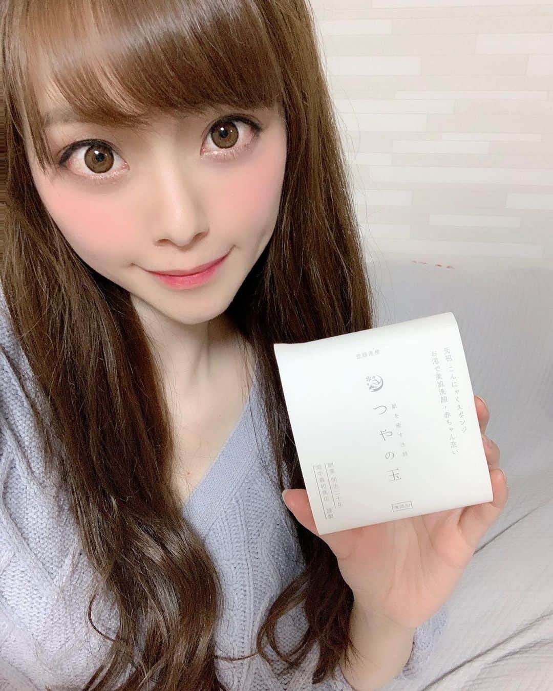 羽瀬萌さんのインスタグラム写真 - (羽瀬萌Instagram)「こんにゃくスポンジ使ってみたよ❗️ 最初はカチカチなのに水に浸すとムニムニに❗️二つ目の動画見てみてね😌😌⭐️  ★つやの玉とは★  ・食用のこんにゃくを凍らせて作られたスポンジです。 ・セラミド、グルコマンナンがお肌に潤いをもたらします。 ・100％天然素材、着色料、防腐剤なし！  ここのリンクから購入できます★試してみてね(*´∇｀*)↓  https://tsuyanotama.com/  #つやの玉　 #こんにゃくスポンジ #無添加 #天然素材 #洗顔 #低刺激 #美容　#美容好き #美容アカウント」12月1日 12時22分 - megugumigumi