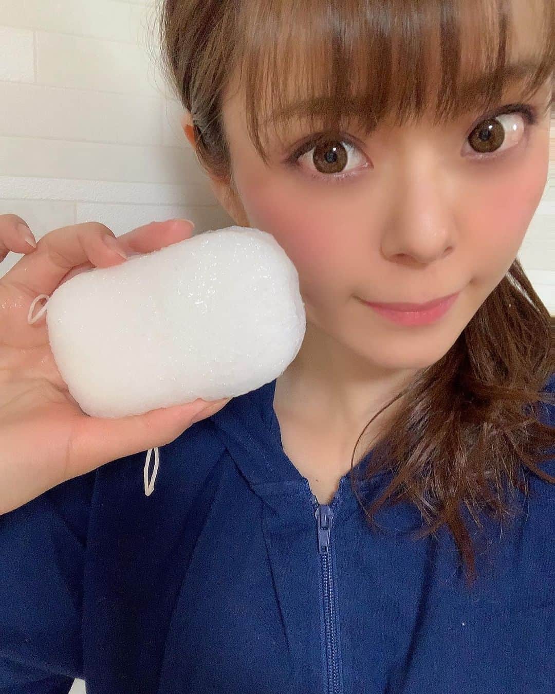 羽瀬萌さんのインスタグラム写真 - (羽瀬萌Instagram)「こんにゃくスポンジ使ってみたよ❗️ 最初はカチカチなのに水に浸すとムニムニに❗️二つ目の動画見てみてね😌😌⭐️  ★つやの玉とは★  ・食用のこんにゃくを凍らせて作られたスポンジです。 ・セラミド、グルコマンナンがお肌に潤いをもたらします。 ・100％天然素材、着色料、防腐剤なし！  ここのリンクから購入できます★試してみてね(*´∇｀*)↓  https://tsuyanotama.com/  #つやの玉　 #こんにゃくスポンジ #無添加 #天然素材 #洗顔 #低刺激 #美容　#美容好き #美容アカウント」12月1日 12時22分 - megugumigumi