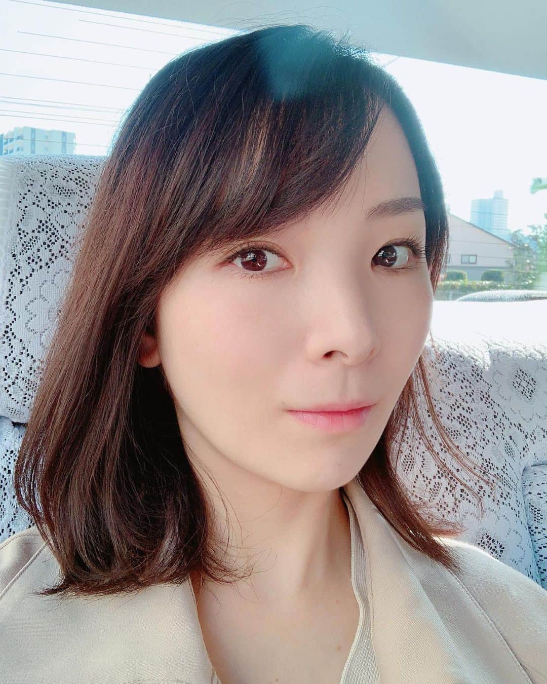 永峰絵里加のインスタグラム：「Hello, Dec🍂🤎 ・ あっという間に12月！ 今日と明日は1ヶ月検診へ。  先ずは私の番ですが久しぶりの外の世界はキラキラしていてとっても嬉しい☺️♡ いいお天気で良かった〜  あと久しぶりに鏡をちゃんと見たらまつ毛が増えてた。笑 ビューラーしないと増えるんだなぁ◎  ・ ・ ・ ・ #まゆ毛も増えてた #慌てて切った #鏡を見ましょう #師走 #1ヶ月検診 #産後1ヶ月 #産後ママ  #hello #december #haveagoodday」