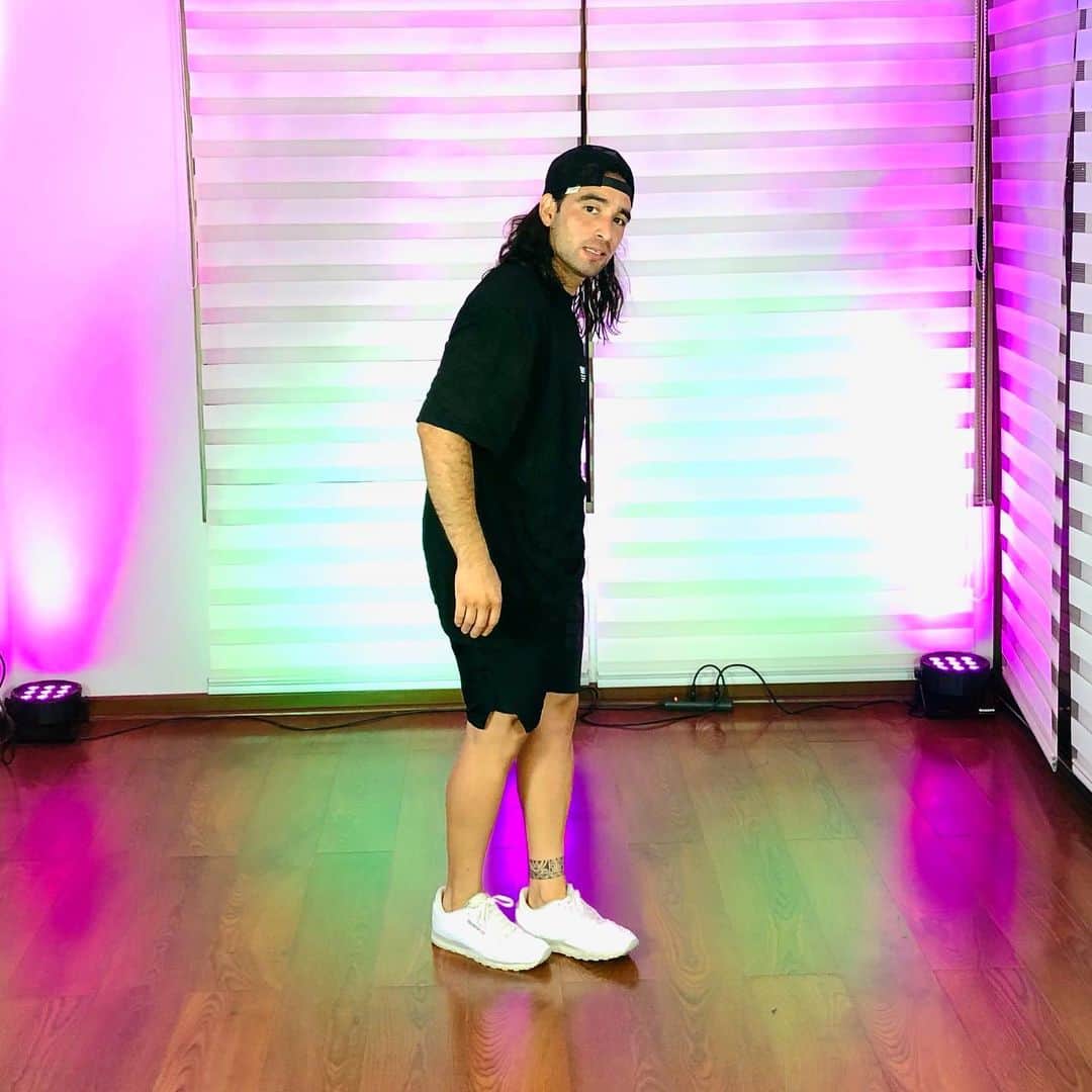 クラウディオ・リースのインスタグラム：「De apoco sintiéndome cómo Antes... todo ha sido muy difícil, pero lo que no te mata te hace más fuerte (frase cliché pero cierta)   Abrazos amigos de IG」