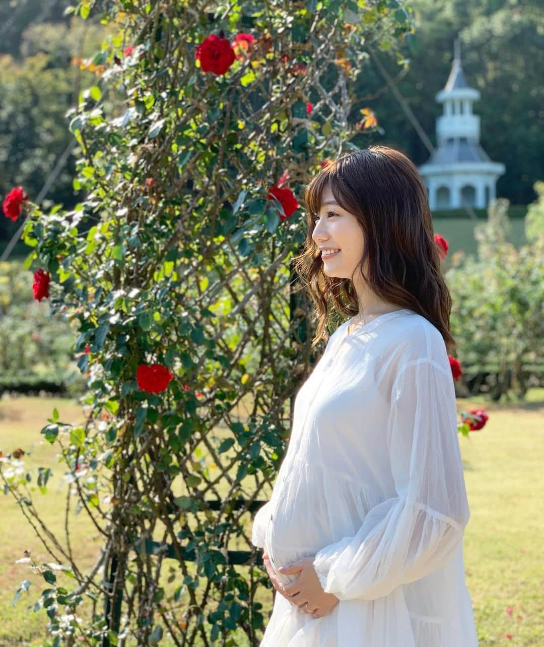 村上奈菜さんのインスタグラム写真 - (村上奈菜Instagram)「ご報告🕊﻿ ﻿ 私事ですが、お腹の中に新しい命を授かりました☺️﻿ 現在7ヶ月半に入り来年出産予定です。﻿ ﻿ 日に日に大きくなるお腹を見て﻿ もう少ししたら会えると思うとわくわくとどきどきでいっぱいです👶🏻💓﻿ ﻿ 同じような日がないくらい毎日が神秘的で不思議な時間を過ごしています。﻿ ﻿ まだまだコロナ禍で不安な世の中ですが﻿ 無事に元気に生まれてくることを楽しみに﻿ 残りの妊婦生活を大切に過ごしていきたいです。﻿ ﻿ 初めてのことで分からないことばかりなので先輩ママさん、これからいろいろと教えて頂けたら嬉しいです✨﻿ ﻿ 今後ともどうぞよろしくお願い致します☺️🤍﻿ ﻿ 奈菜﻿」12月1日 12時34分 - murakami__nana