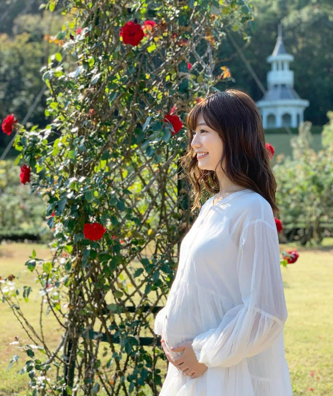 村上奈菜のインスタグラム：「ご報告🕊﻿ ﻿ 私事ですが、お腹の中に新しい命を授かりました☺️﻿ 現在7ヶ月半に入り来年出産予定です。﻿ ﻿ 日に日に大きくなるお腹を見て﻿ もう少ししたら会えると思うとわくわくとどきどきでいっぱいです👶🏻💓﻿ ﻿ 同じような日がないくらい毎日が神秘的で不思議な時間を過ごしています。﻿ ﻿ まだまだコロナ禍で不安な世の中ですが﻿ 無事に元気に生まれてくることを楽しみに﻿ 残りの妊婦生活を大切に過ごしていきたいです。﻿ ﻿ 初めてのことで分からないことばかりなので先輩ママさん、これからいろいろと教えて頂けたら嬉しいです✨﻿ ﻿ 今後ともどうぞよろしくお願い致します☺️🤍﻿ ﻿ 奈菜﻿」