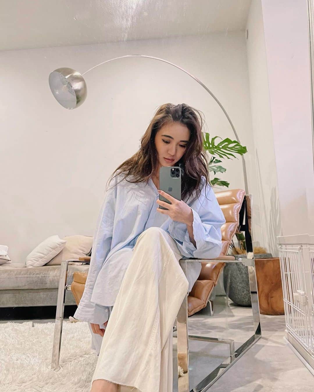 佐々木彩乃のインスタグラム：「iPhone12 Pro Maxに変えました😍 前のiPhoneは2年使ってなかったんだけどちょうど電話の通知こなくなったりして不具合起きてたので変えたよ😽 事前予約してなかったけど @duo_style_official さんではすぐに購入できました❤️ プラン見直しも数年してなかったのだけど直ぐに確認してくれるとの事でお願いしたら月々の携帯代も安くなったよ😍 時間なくて1時間後にはお店出たいという我儘にも応えてくれて笑　データ移行のムービーを送ってくれて家に帰ってから簡単にデータも移行できて快適🥰  #iPhone12 #iPhone12Pro #SoftBank #ソフトバンク #docomo #ドコモ #au #iPhone #iPad #Mac　#pr #5G #ファッション #トレンド #iPhoneケース #Android #携帯 #パソコン」