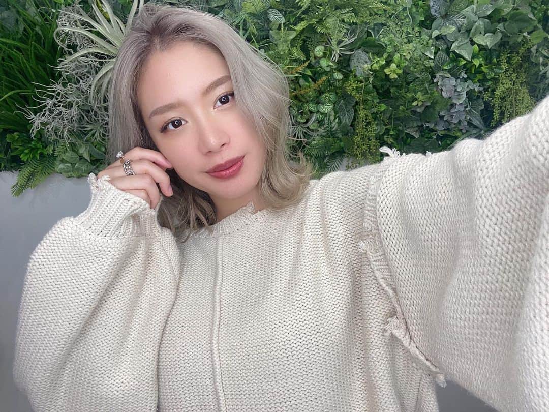 acaneのインスタグラム：「・ 今回は根本暗めにしてもらった👩🏻‍🦳 いつも可愛くしてくれて ありがとうございます✨😭  @regen_lab_  @5matsumoto   acaneのインスタ見たで 全メニュー20%offになりますので みなさま是非表参道のリジェンラボさんへ🚶‍♀️  あかねの高校の先輩ごーさんが 可愛くかっこよくしてくれるよ🤤✌️  #regenlab  #美容室 #ハイトーン」