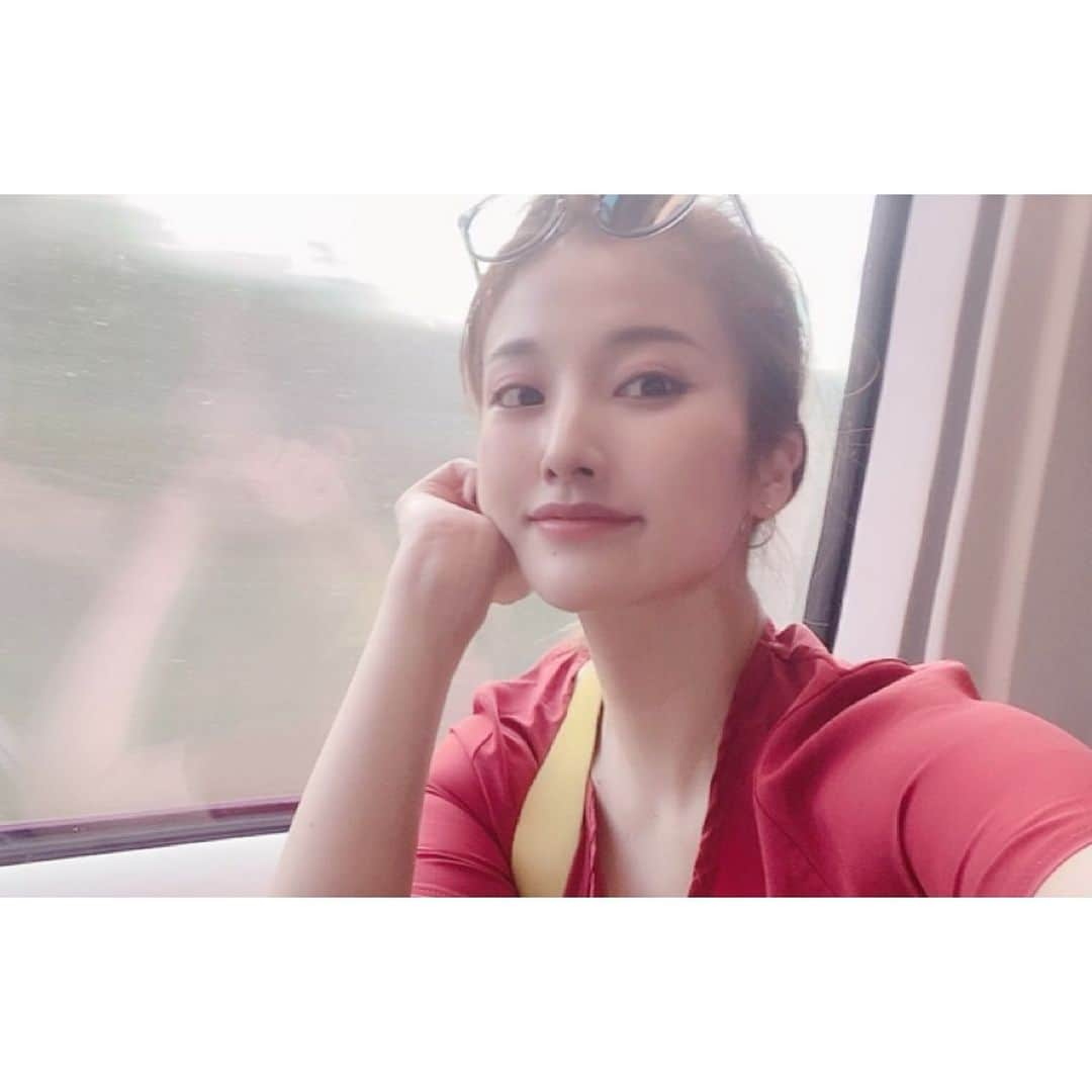 松木星良さんのインスタグラム写真 - (松木星良Instagram)「トランジットで降りたカタールの空港がかわいオブかわいでした🧸 ユーロスターが快適オブ快適でした◎  #qatar  #qatarairways #kaws #london #paris #ドーハ空港 #突然の渡航記 #いやね最近ね #オフィスに出てるからね #通勤時間で投稿しようと思って #でももう昼過ぎだね #社長出勤か #社長だった #機内ではトマトジュースめちゃくちゃ飲んじゃう #カタール航空がくれるリップバームすごくいい #さすがワールドベストエアライン #ビジネス渡航だったから面白い写真はあまりないけど #バエ連載できるようにがんばるね #💪」12月1日 12時32分 - seiraet