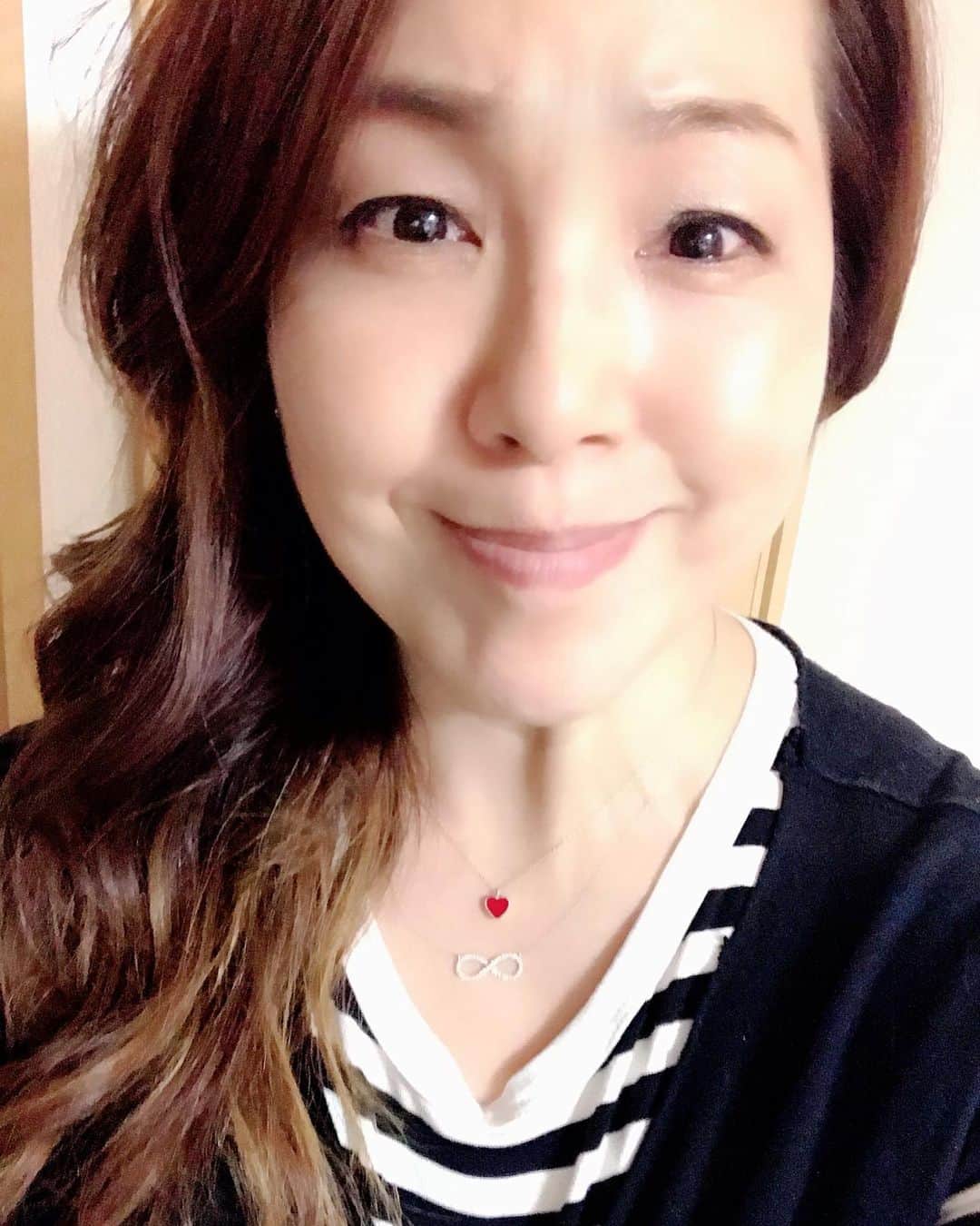 井上貴子のインスタグラム：「お誕生日のプレゼントに インフィニティの ネックレスを頂きました。  とても上品なダイヤが💎❣️💎  しばらくこの二連で艶ります^ ^  インフィニティとは…  無限…無限大を意味していて ♾←こーゆー記号なんだけど。  無限大ってポジティブですきだわー♡  Happyで^ ^  コロナ禍に携わる 全てのお仕事の皆様。  心から 感謝しています。  引き続き油断せず お気をつけて お過ごし下さいませ。  #井上貴子  #LLPWX #女子プロレス #紅緒と柊音 #トイプードル #インフィニティ #ダイヤのネックレス #TikTokはじめてみた #Twitterも見てね #感謝 #STOPCOVID19」