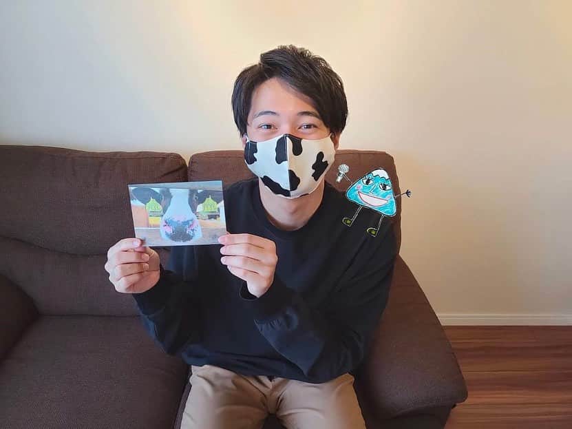 フジテレビアナウンサーのインスタグラム：「同期の佐久間アナからバトンを受け取りました！ 相変わらず抜群の歌唱力、音痴な私に少し分けてほしいです(笑)  こんにちは、1年目の徳田聡一朗と申します！ 番組に配属されて約2ヶ月…少しずつですがアナウンサー生活にも慣れてきました。  私が最近(というよりずっと)マイブームなのは… 『ウシを愛でること』 私、牧場にいるウシが大好きなんです🐮 ほのぼのとした姿にとても癒されるんです！ 大学時代、自分で撮影したお気に入りのウシの写真をポストカードにして、友人に配ったこともありました(笑)  今回はそんなウシの可愛さを皆様と共有したいと思い、私が今まで出会った子たちの写真をアップいたします！どうでしょう、今すぐ牧場に行きたくなりませんか？  さて、次は黒瀬さんに繋ぎます！可愛いワンちゃんを飼われていることは存じているのですが、プライベートは何をされてるんでしょう？よろしくお願いします！  #フジアナむすび #徳田聡一朗 #フジテレビアナウンサー」