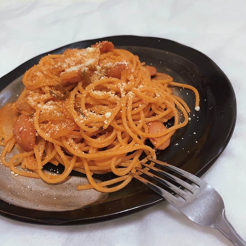 Dorothy Little Happyのインスタグラム：「こんにちわ～(｡･ω･)ﾉﾞ🍝 手料理企画、第4弾!? 私がつくるナポリタンをご紹介します～！！ 里菜'sCooking!!!  .*･ﾟ　.ﾟ･*..*･ﾟ　.ﾟ･*..*･ﾟ　.ﾟ･*..*･ﾟ　.ﾟ･*. 材料（2人前） ・パスタ  200g(太め ・玉ねぎ  1／2個 ・ピーマン　2個 ・ウインナー　4〜5本 ・サラダ油　大さじ1 ⭐︎ケチャップ　大さじ4 ⭐︎牛乳　　　大さじ3 ⭐︎ソース　　小さじ1 ⭐︎さとう　　小さじ1 ⭐︎醤油　　　小さじ1 ✩コンソメ  小さじ1 ・塩こしょう  少々 ・バター  10g ・粉チーズ  少々  手順 ①玉ねぎ、ピーマン、ウインナーを食べやすい大きさに切る。  ②✩混ぜあわせる。  ③フライパンにサラダ油を入れ、少し熱する。切った材料を入れ炒める。  ④玉ねぎが透明になってきたら、ソースを入れ少し煮詰める。 ※同時進行で、表示より1分早く茹でたパスタを準備しといてね！  ⑤茹で上がったパスタをフライパンに入れ混ぜ合わせる。  ⑥仕上げに、バターを加え塩こしょうで味を整える。  ⑦皿に綺麗に盛り付け、粉チーズをまぶしたら完成✨  .*･ﾟ　.ﾟ･*..*･ﾟ　.ﾟ･*..*･ﾟ　.ﾟ･*..*･ﾟ　.ﾟ･*. いかがですか🍝(*´˘`*) 食べたくなってきたかな？？？ 簡単で美味しくできちゃうので、皆さんも是非やってみてくださいね～！！  里菜☺️  #cookingram #ナポリタンスパゲッティ #簡単レシピ #手料理グラム」