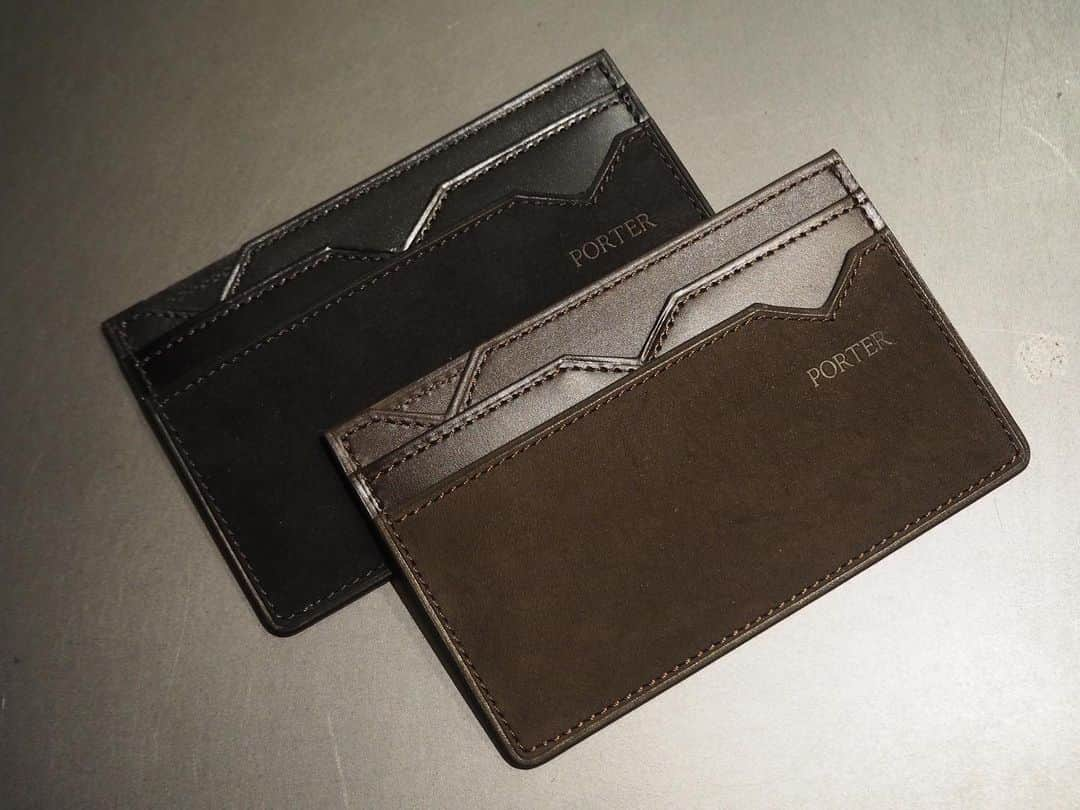 B JIRUSHI YOSHIDAさんのインスタグラム写真 - (B JIRUSHI YOSHIDAInstagram)「【Recommend item】 〈PORTER×B印 YOSHIDA〉 "鼎(かなえ)" CARD CASE ・ ひとつのアイテムに異なる質感のレザーを使用したクラス感溢れるレザーコレクション「鼎（カナエ）」。 ・ シリーズ名の意味する『三者共存』を最も象徴したカードケースです。 しなやかなカーフ、光沢感に富んだガラスレザー、ぬくもり溢れるヌバックの3種類のレザーを使用しており、シンプルなディテールが素材の魅力をさらに引き立てます。 ・ ジャケットのポケットに入れても目立たない薄マチ設計で上品なデザインですので、ビジネスシーンでの使用もオススメ。同シリーズのお財布とセットで使って頂くと、素材感を存分に楽しめます。ホリデーシーズンのギフトとしてもいかがでしょうか。 ・ COLOR:BLACK, BROWN ¥9,000+TAX  #bjirushiyoshida #B印YOSHIDA #代官山 #daikanyama #TOKYO #BEAMS #ビームス #yoshidakaban #吉田カバン #ポーター #porter #비지루시요시다 #도쿄 #다이칸야마 #빔스 #빔즈 #포터 #데일리룩 #백팩 #b印yoshidalineup」12月1日 18時16分 - bjirushiyoshida