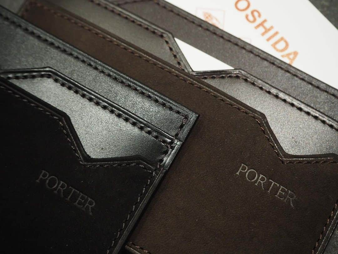 B JIRUSHI YOSHIDAさんのインスタグラム写真 - (B JIRUSHI YOSHIDAInstagram)「【Recommend item】 〈PORTER×B印 YOSHIDA〉 "鼎(かなえ)" CARD CASE ・ ひとつのアイテムに異なる質感のレザーを使用したクラス感溢れるレザーコレクション「鼎（カナエ）」。 ・ シリーズ名の意味する『三者共存』を最も象徴したカードケースです。 しなやかなカーフ、光沢感に富んだガラスレザー、ぬくもり溢れるヌバックの3種類のレザーを使用しており、シンプルなディテールが素材の魅力をさらに引き立てます。 ・ ジャケットのポケットに入れても目立たない薄マチ設計で上品なデザインですので、ビジネスシーンでの使用もオススメ。同シリーズのお財布とセットで使って頂くと、素材感を存分に楽しめます。ホリデーシーズンのギフトとしてもいかがでしょうか。 ・ COLOR:BLACK, BROWN ¥9,000+TAX  #bjirushiyoshida #B印YOSHIDA #代官山 #daikanyama #TOKYO #BEAMS #ビームス #yoshidakaban #吉田カバン #ポーター #porter #비지루시요시다 #도쿄 #다이칸야마 #빔스 #빔즈 #포터 #데일리룩 #백팩 #b印yoshidalineup」12月1日 18時16分 - bjirushiyoshida