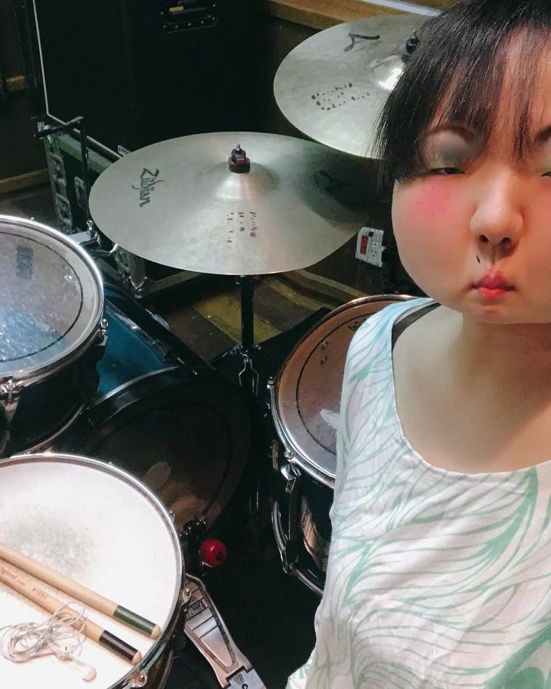 のインスタグラム：「さて！！ワンマンに向けてやったるでー！！！と気合満々ロング個人練に入ったら音源iPod忘れて10秒位こんな顔になったんですけど頑張りますね」