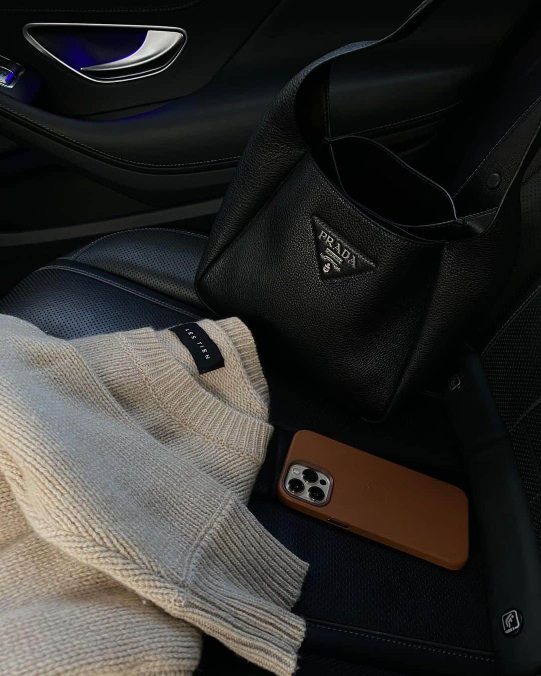 ロージー・ハンティントン＝ホワイトリーさんのインスタグラム写真 - (ロージー・ハンティントン＝ホワイトリーInstagram)「Backseat driver」12月1日 18時22分 - rosiehw