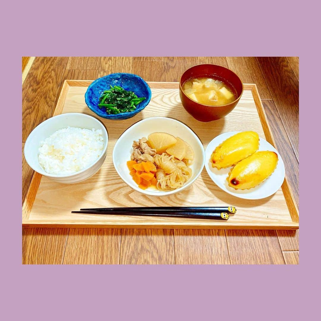 福島雪菜さんのインスタグラム写真 - (福島雪菜Instagram)「今日の晩ごはん( ˶˙ᵕ˙˶ ) * ✧大根と豚肉としらたきの煮物 ✧ほうれん草の胡麻和え ✧キャベツと厚揚げのお味噌汁 ✧白米 ✧スイートポテト（おいもやさんの） * 家族に「美味しいよ！」と紹介してから 妹も母も、おいもやさんにハマり お取り寄せしてるそうです😂 * * #手料理❤️ #おうちごはん」12月1日 18時22分 - yukina_fukusima