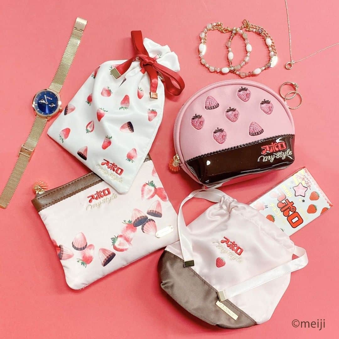 Cocoonistのインスタグラム：「可愛いポーチが盛りだくさん🍓 お気に入りのポーチは見つかりましたか❓  巾着ポーチS（左上） 光沢感のある生地に赤いリボンがキュートなデザイン🌹 リップなどのコスメやイヤホンなどの小物類を入れて使ってくださいね😊  ミニシェル型ポーチ（右上） ちょっとしたコスメを入れて学校やオフィスで♪ ファスナーにはアポロマイスタイルのチャームが付いているのもポイント👌  ティッシュポーチ（左下） 背面がティッシュケース、本体がポーチになったアイテムです✨  ダイカット巾着ポーチ（右下） ブラウンとピンクのカラーがキュートなデザイン🤎 お菓子やアクセサリーを入れるのがおすすめです🍫 ・ #Cocoonist #コクーニスト」