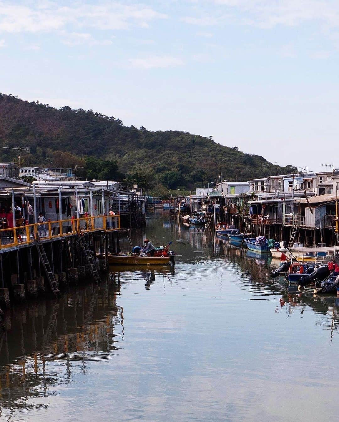 Discover Hong Kongさんのインスタグラム写真 - (Discover Hong KongInstagram)「Built above tidal flats, these stilt houses have long been the home of Tai O’s fisherfolk.  棚屋密密麻麻、水道縱橫交錯，形成大澳獨一無二嘅風景。 📷: @rollinggrace #DiscoverHongKong #repost」12月1日 13時00分 - discoverhongkong