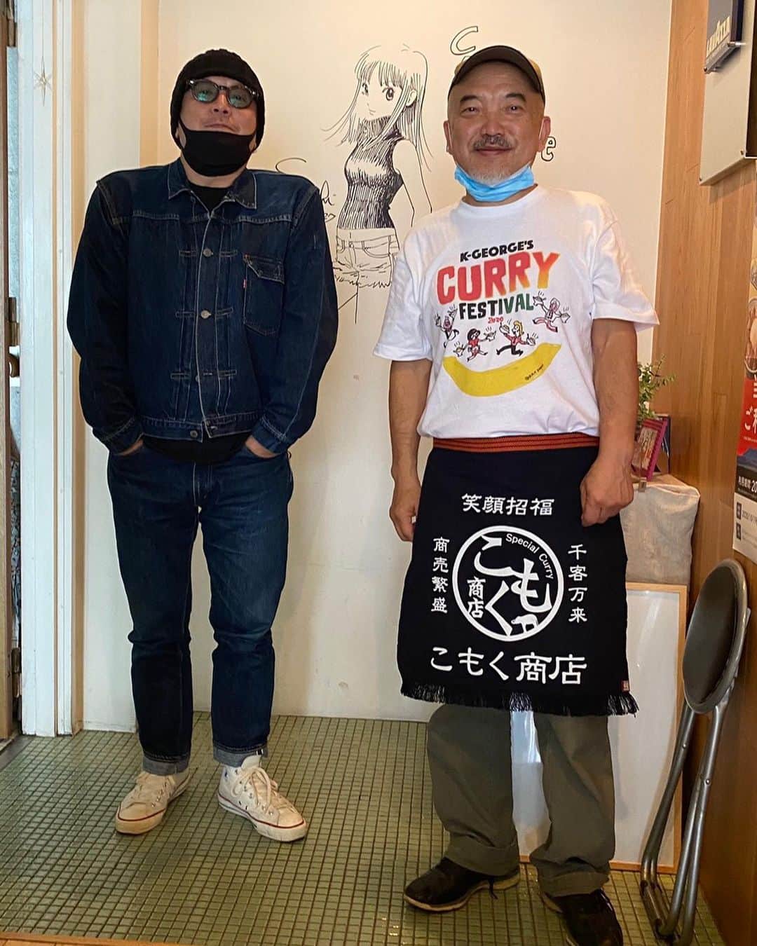 江口寿史のインスタグラム：「タンクマの愛称で熊本市民に親しまれた老舗タウン誌『タウンクマモト』の元編集長の小崎さん( @komoku )。元々料理好きカレー好きの趣味が高じて熊本でカレー屋さんを始めました。先日来熊のおり、こもく商店オリジナルカレーをふるまって頂きました！ 先月の吉祥寺のカレーフェスにもわざわざ上京して参加。あっという間に湯村輝彦カレーＴシャツとビアＴシャツもゲットしたほどのカレー者！拘りぬいたカレー、美味しかったです！」