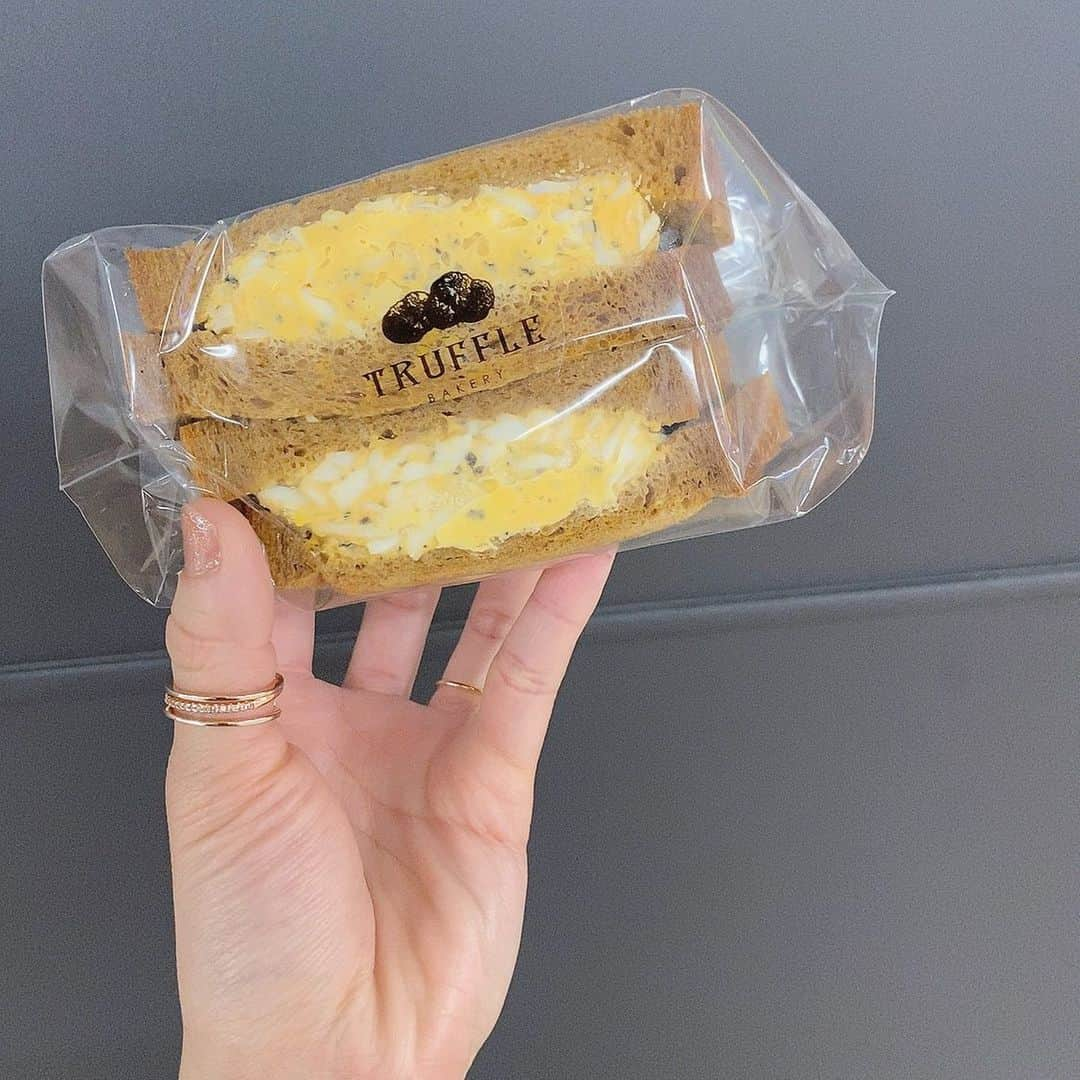 浦田直佳のインスタグラム：「. TRUFFLE の 黒トリュフのたまごサンド🥚  トリュフのいい香りの 激ウマサンドイッチでしたん🥪❤️ . #trufflebakery #truffle #広尾 #広尾グルメ #広尾ランチ  #パン #サンドイッチ #たまごサンド  #東京グルメ #カフェ巡り #カフェスタグラム  #お洒落さんと繋がりたい #カフェ好きな人と繋がりたい  #看護師 #美容看護師 #nurse #ミスコン  #フォローミー #followｍe」