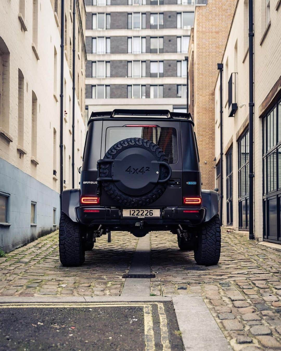 CARLiFESTYLEさんのインスタグラム写真 - (CARLiFESTYLEInstagram)「1 of 1 Brabus G700 4x4² Photo by @tfjj #carlifestyle」12月1日 13時08分 - carlifestyle