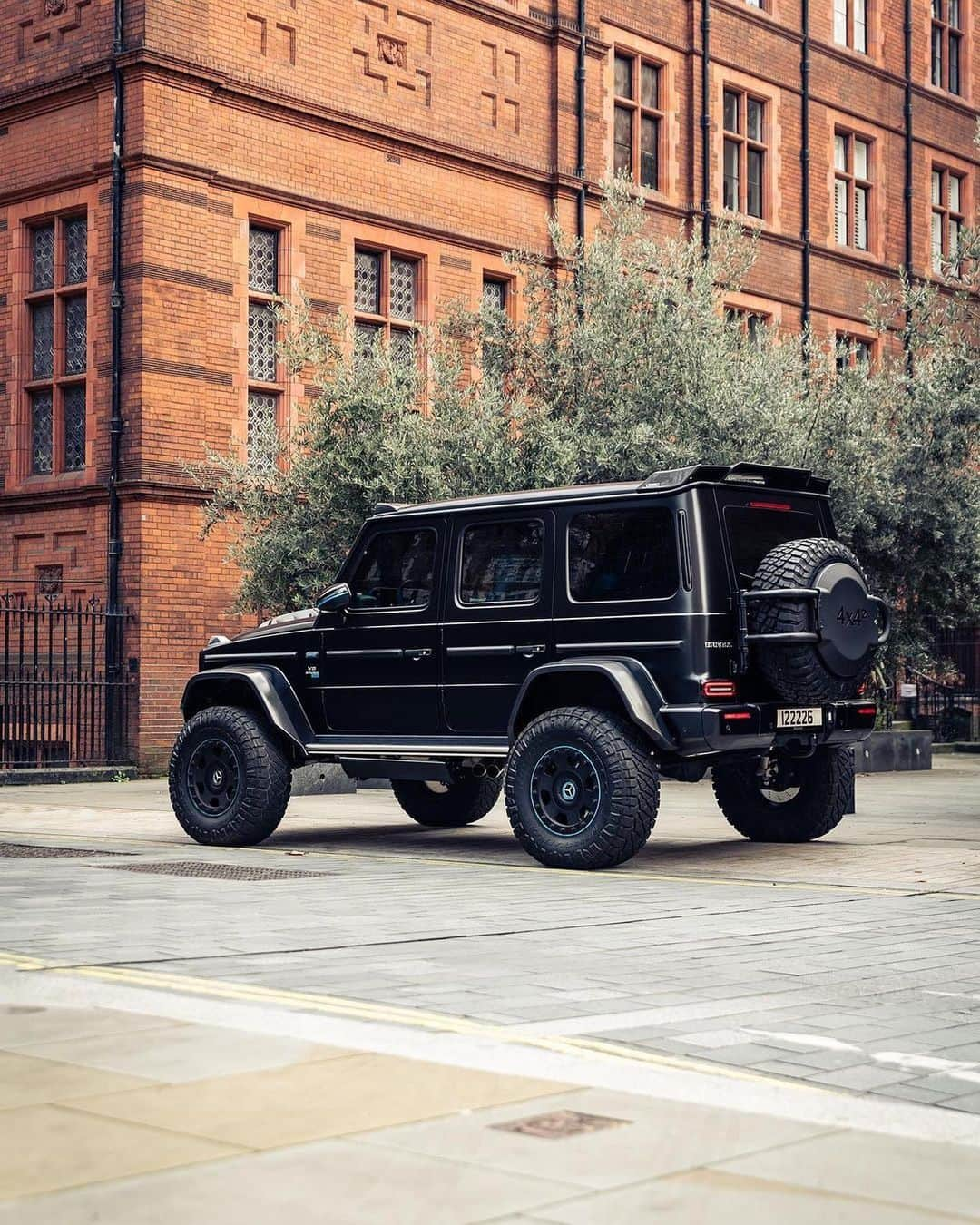 CARLiFESTYLEさんのインスタグラム写真 - (CARLiFESTYLEInstagram)「1 of 1 Brabus G700 4x4² Photo by @tfjj #carlifestyle」12月1日 13時08分 - carlifestyle