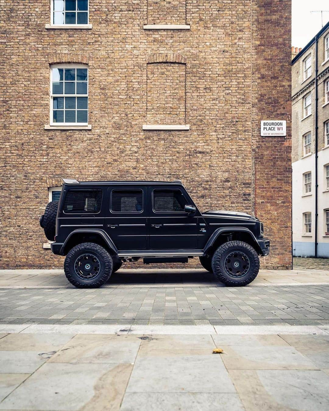 CARLiFESTYLEさんのインスタグラム写真 - (CARLiFESTYLEInstagram)「1 of 1 Brabus G700 4x4² Photo by @tfjj #carlifestyle」12月1日 13時08分 - carlifestyle