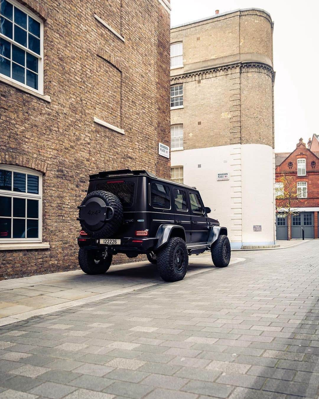 CARLiFESTYLEさんのインスタグラム写真 - (CARLiFESTYLEInstagram)「1 of 1 Brabus G700 4x4² Photo by @tfjj #carlifestyle」12月1日 13時08分 - carlifestyle