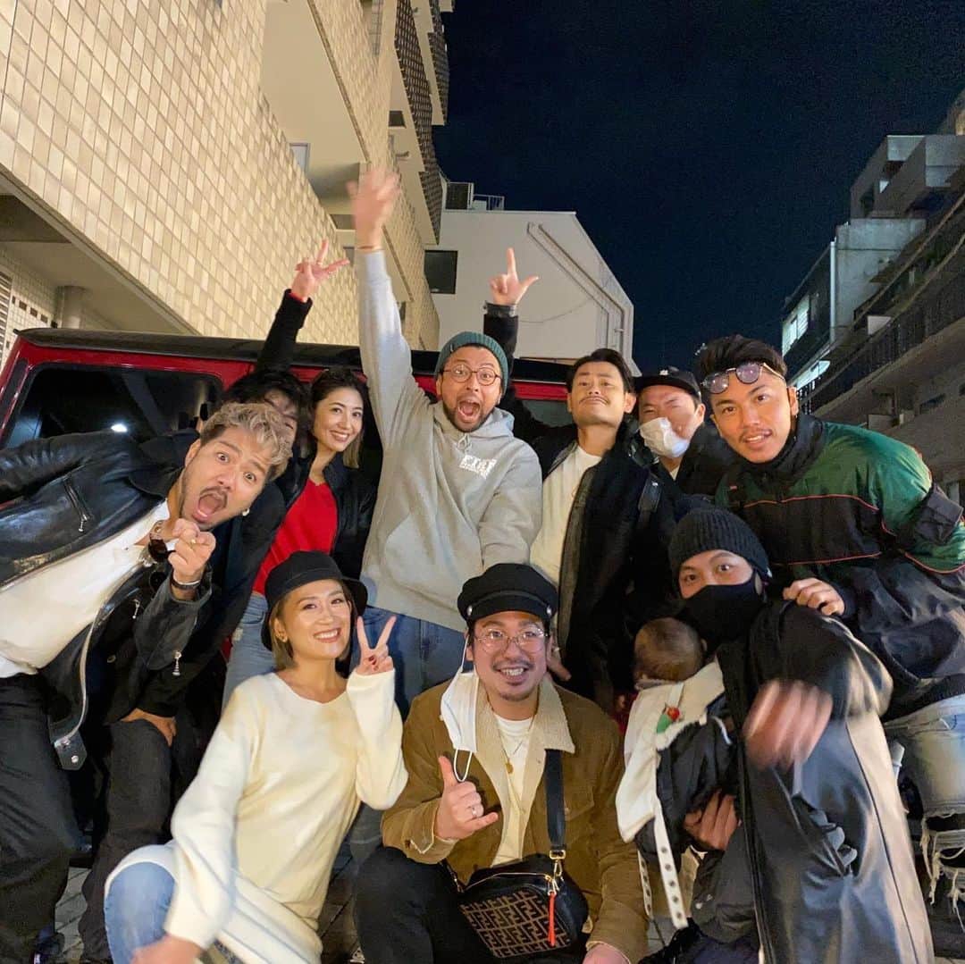 浅野宏明のインスタグラム：「さて2020年の 12月がスタートしたねぇ🔥  とことん何もできなかった年と言うか。  色んなことを考えられ 準備ができた良い年だったと 言うのか。  いつもより良い年だったと言えるのか。  全てはてめぇ次第。  あいにく 僕の周り（お客様も）はコロナだからといって落ちた落ちたと嘆く人は少なかった。 むしろ　忙し過ぎて従業員を増員したよって言っていた経営者のお客様には震えた（良い意味でw）。 そういう方がたのお話しを聞くだけでもモチベーション上がるし、 俺もやってやろう。って思える。  いやぁ、 人生って楽しい！！  2020年残りの1ヶ月もみんな楽しもーぜー🔥  #2020#12月#浅野会#モチベーション#経営者1年生」