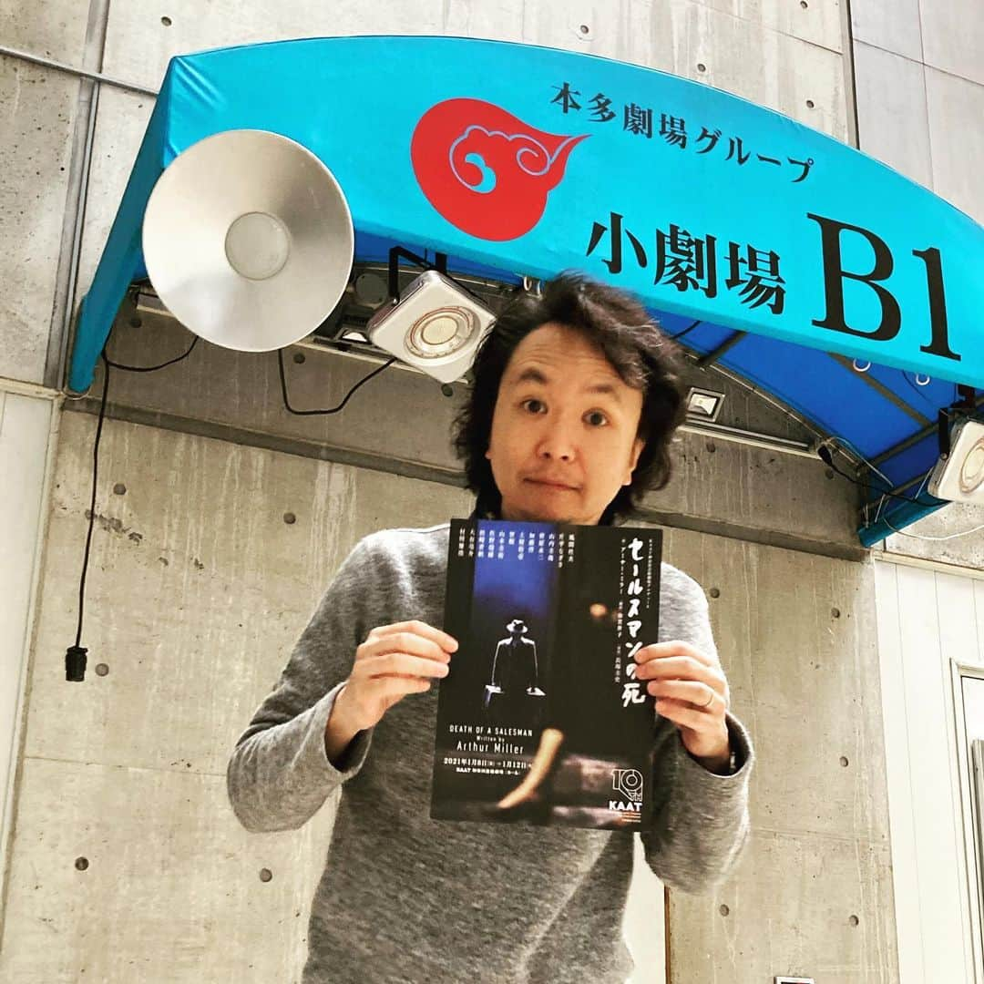 長塚圭史のインスタグラム：「鳩が豆鉄砲を食ったような顔しておりますのはなんと『セールスマンの死』今日までGoToイベント適用。明日からはまた通常に戻るということです。今日ならぐーんとお得に購入出来る！KAAT神奈川芸術劇場のHPをご覧ください。かなりお得なんです。S席8,000円→6,800円！今日まで。公演は1月8~12日です。#セールスマンの死 #gotoイベント #下北沢小劇場b1 #ともだちが来たは12月3日開幕#阿佐ヶ谷スパイダースもよろしく #kaat」