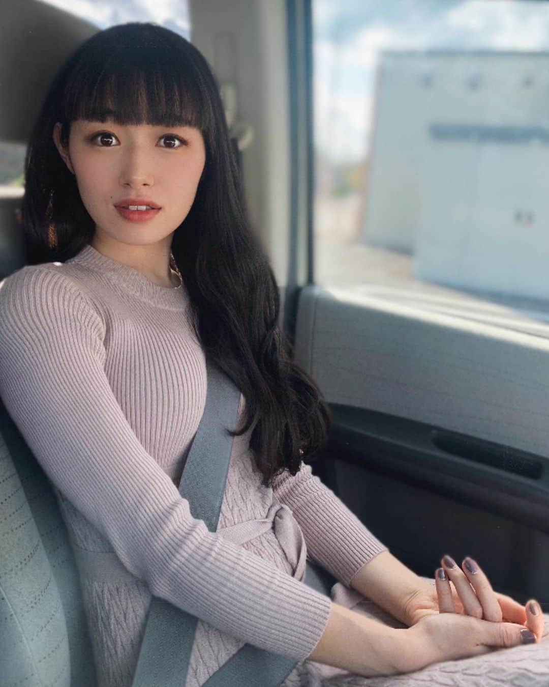 内藤好美さんのインスタグラム写真 - (内藤好美Instagram)「﻿ ﻿ ﻿ ﻿ ﻿ ﻿ ﻿ ご注目いただきたいのは﻿ 爪でございます💅﻿ ﻿ ﻿ ﻿ ﻿ ﻿ ﻿ ﻿ ﻿ ﻿ #ひさびさに﻿ #セルフジェル﻿ #やっぱり﻿ #爪がかわいいと﻿ #気分もあがる﻿ #かわいかわい﻿ #いや爪だけの写真はないんかい﻿ #髪もひさびさに巻いたよ﻿ #うまくいった﻿ #けど﻿ #強風すぎて外出たら﻿ #秒で﻿ #ボサボサ﻿ #最近いちばん苦手なのは﻿ #風﻿ #前髪の天敵﻿ #うそ﻿ #いちばん苦手なのは﻿ #変わらずパクチーの﻿一択 #今日から﻿ #12月﻿ #たのしく締めくくろうね」12月1日 13時03分 - _ko._.no_