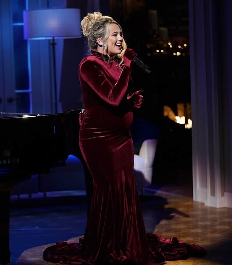 ギャビー・バレットのインスタグラム：「Hope y’all enjoyed the performance ✨ I’m ready for Christmas! 😍 Thank you always, @cma 🤎  Dress: custom by me, @tiffanygiffordstyle & @johnathankayne」
