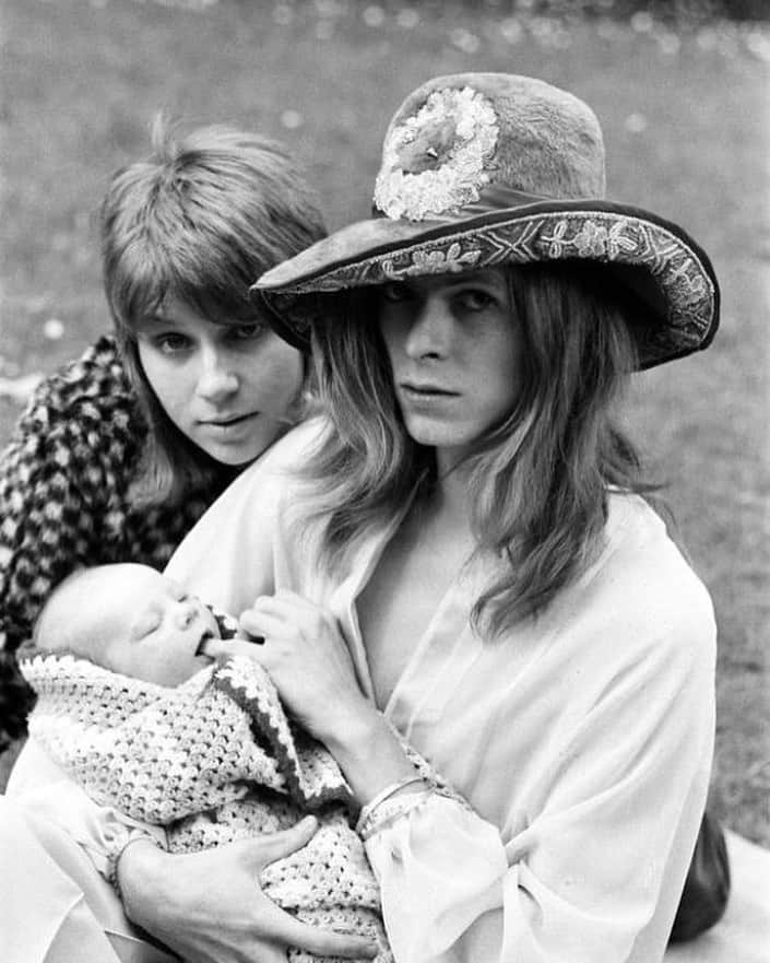 大森美希さんのインスタグラム写真 - (大森美希Instagram)「David Bowie and Angie with their son Zowie, by Ron Burton, 1971  デヴィッド・ボウイと最初の妻アンジー、そして生後3週間の息子ゾウイ、1971年   #デヴィッドボウイ #アンジーボウイ #ダンカンジョーンズ #ゾウイ #70年代ファッション #70年代スタイル #グラムロック #モノクローム #音楽 #ミュージック #スーパースター #davidbowie #angiebowie #duncunjones #zowie #70sstyle #glamrock #70sfashion #70smusic #music #monochrome #superstar #ziggystardust」12月1日 13時18分 - mikiomori_