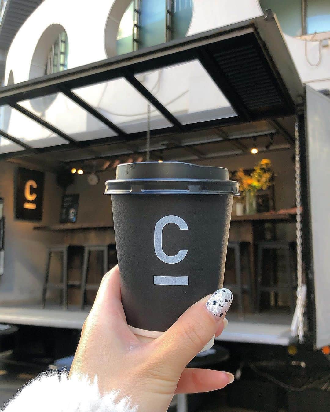 都築青空さんのインスタグラム写真 - (都築青空Instagram)「今日からオープンの 「C COFFEE BAR」に行ってきました🖤 @c_coffee_official  C COFFEEは、 炭のパウダーが入っているチャコールコーヒー。 炭の高い吸着力で、 不要なものをデトックスしてくれて ヘルシー思考の高い女性に大人気なの。 香ばしい炭の香りが立っていて美味しいよ😊  いまTVや雑誌などで話題の渋谷の新名所、 移動型バートラックメディア「TLUX」と 期間限定コラボレーション🕊！ 普段はWEBのみで販売している チャコールコーヒー「C COFFEE」が 飲めるお店はここだけ🔖  ゲストにモデルで歌手のロン・モンロウさんが カフェスタッフとしていらっしゃったので 記念にツーショット📸 (※写真撮る時だけマスク外させていただいています)  風通しの良いオープンエアの カウンターでコーヒーを飲めるので とっても心地よかったよ〜🍃♡  「C COFFEE BAR」  🕓毎週水・金・日の12:00-17:00まで 📍〒150-0042 東京都渋谷区宇田川町31-2  ヨシモト∞ホール屋外 BAR TRUCK MEDIA TLUX 内  #チャコールコーヒー  #ダイエットコーヒー #チャコールクレンズ #ダイエット #シーコーヒー #cコーヒー #c_coffee #TLUX #トラックス #バートラック #移動型バー」12月1日 13時12分 - aozora723