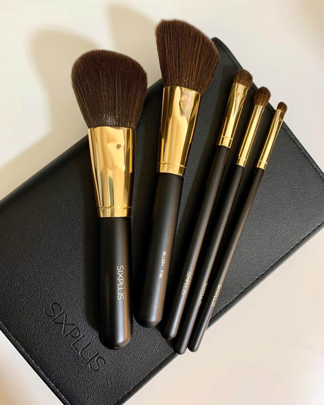 高松チェルシーリナのインスタグラム：「. 最近使ってるブラシとメイク道具！💄 . メイクはもう、超絶シンプルになっております🤣🤣大量に持ってる化粧品たち、また断捨離するかぁ... . そして、今まで適当に持っていたブラシ達も一新しました！ 楽天・Amazonで1位を獲得しているメイクブラシ。(そうゆうの好き) 値段もプチプラなのに、質がめっちゃいいです。✨ふわっふわ！！ 使いやすくて気に入っております🥰 . #sixplus#メイクブラシ#コスメ#メイク用品」