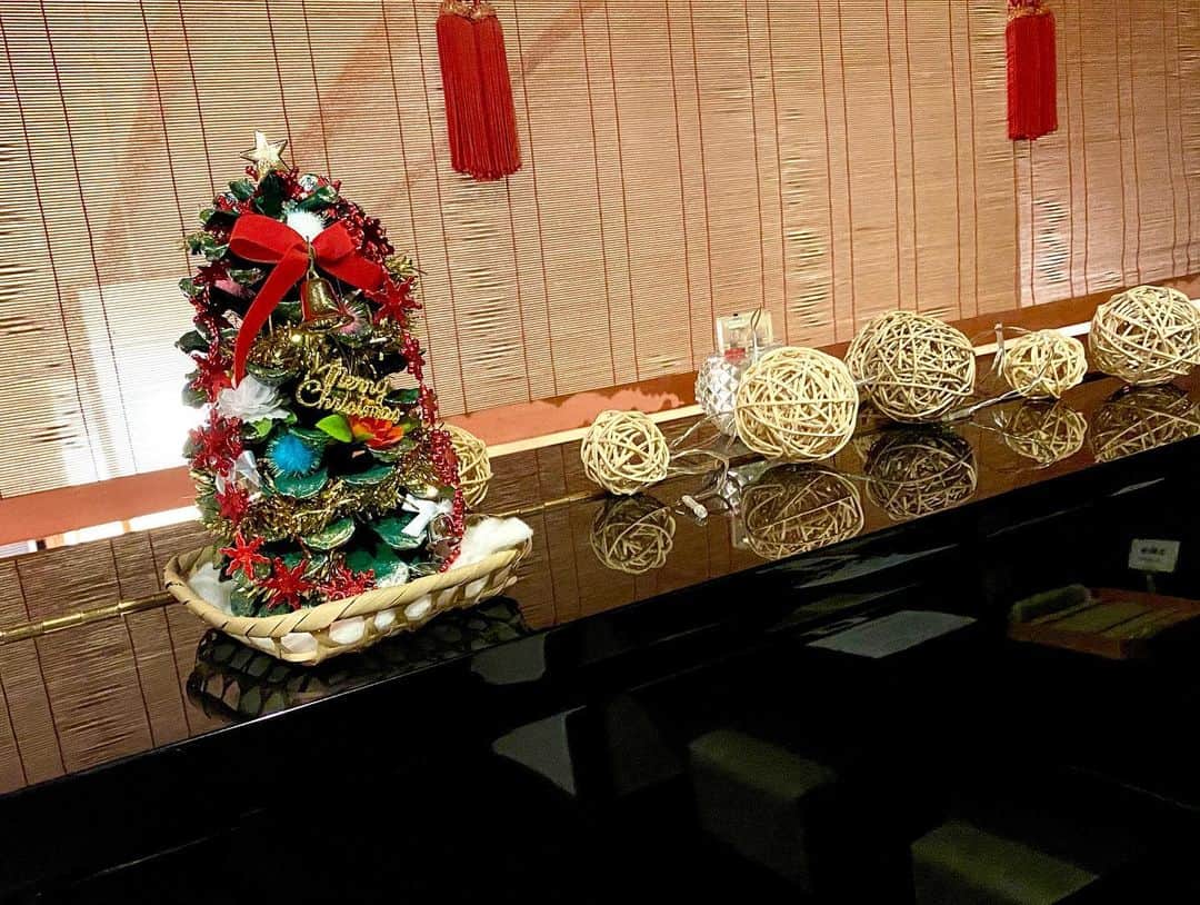 湯の山温泉 寿亭|Ryokan KOTOBUKITEIさんのインスタグラム写真 - (湯の山温泉 寿亭|Ryokan KOTOBUKITEIInstagram)「･ こんにちは。 本日から12月…毎日が本当に早く感じ、今年もあと１ヶ月となりました🗻 館内では、クリスマス仕様に🎅🏼🎶 クリスマスの飾り付けはキラキラしていたり鮮やかだったりと気持ちもとても明るくなり楽しくなります☺️ 写真の他にもたくさんの場所に…🎄 当館にお越しの際は、是非、クリスマス仕様の寿亭館内もお楽しみいただければと思います。 今月もお客様のお越しを心よりお待ちしております！ ･  #三重#温泉#温泉好き#温泉旅行#旅行#温泉旅館#三重旅#三重旅行#女子旅#インスタ映え#旅館寿亭#湯の山温泉 #寿亭 #御在所岳 #ロープウェイ  #mie#japan#yunoyamaonsen#onsen#ryokan#ryokanlife#visitmie」12月1日 13時16分 - kotobukitei_ryokan