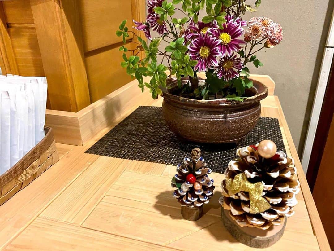 湯の山温泉 寿亭|Ryokan KOTOBUKITEIのインスタグラム：「･ こんにちは。 本日から12月…毎日が本当に早く感じ、今年もあと１ヶ月となりました🗻 館内では、クリスマス仕様に🎅🏼🎶 クリスマスの飾り付けはキラキラしていたり鮮やかだったりと気持ちもとても明るくなり楽しくなります☺️ 写真の他にもたくさんの場所に…🎄 当館にお越しの際は、是非、クリスマス仕様の寿亭館内もお楽しみいただければと思います。 今月もお客様のお越しを心よりお待ちしております！ ･  #三重#温泉#温泉好き#温泉旅行#旅行#温泉旅館#三重旅#三重旅行#女子旅#インスタ映え#旅館寿亭#湯の山温泉 #寿亭 #御在所岳 #ロープウェイ  #mie#japan#yunoyamaonsen#onsen#ryokan#ryokanlife#visitmie」