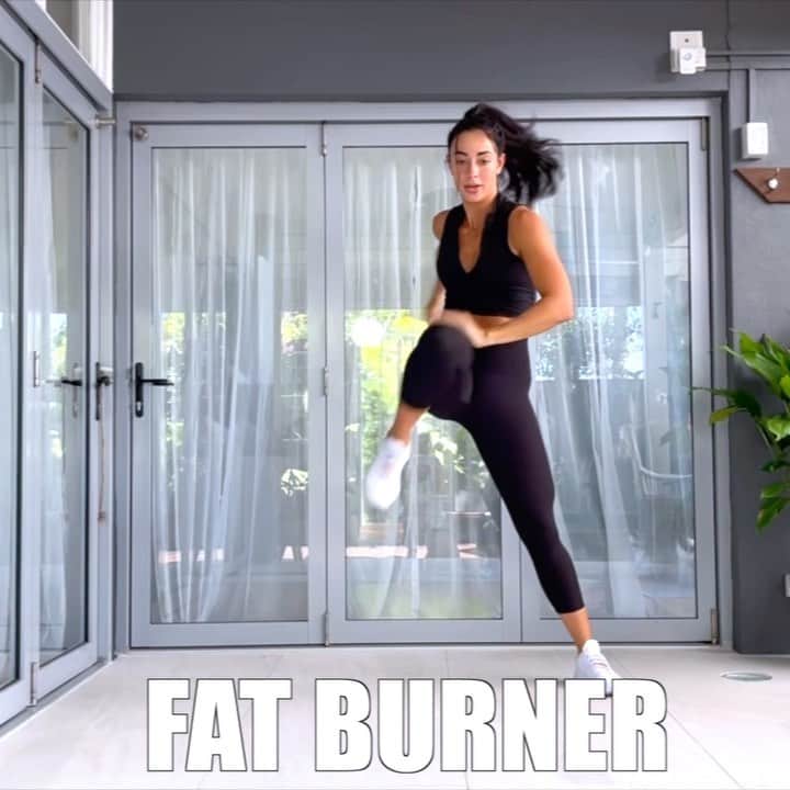 のインスタグラム：「FAT BURNER 🔥  It’s time to sweat with this quick but effective fat burner workout! This sweat sesh is inspired by the workouts in my Home Tone & Shred program available exclusively on the @fitplan_app   I have 3 different programs available on the Fitplan app so there’s something for everyone. Now’s the perfect time to get amongst it!  The @fitplan_app Cyber Monday Sale ends tonight 11:59PT  - $50 Annual Membership Sale (new subscribers only) - $50 Annual Membership Gift Cards (gift or use to extend your current subscription)  Steps for a user to redeem:  -Click on the link -Select ANNUAL (yearly) membership -Create a Fitplan account (if you don't already have one) -Enter "FIT4FALL" promo code & click APPLY  Clink the link in my bio to shop now!  WORKOUT   4 SETS  30:15 (30 secs work, 15 sec rest)  - 30 sec Side Lunge w/ Knee Tap - 30 sec Crossbody Mountain Climbers  - 30 sec Split Jumps  - 30 sec Commando Plank  - 30 sec Squat Pulse  - 30 sec High Knees  Wearing: @dbactive_official After Dark Collection」