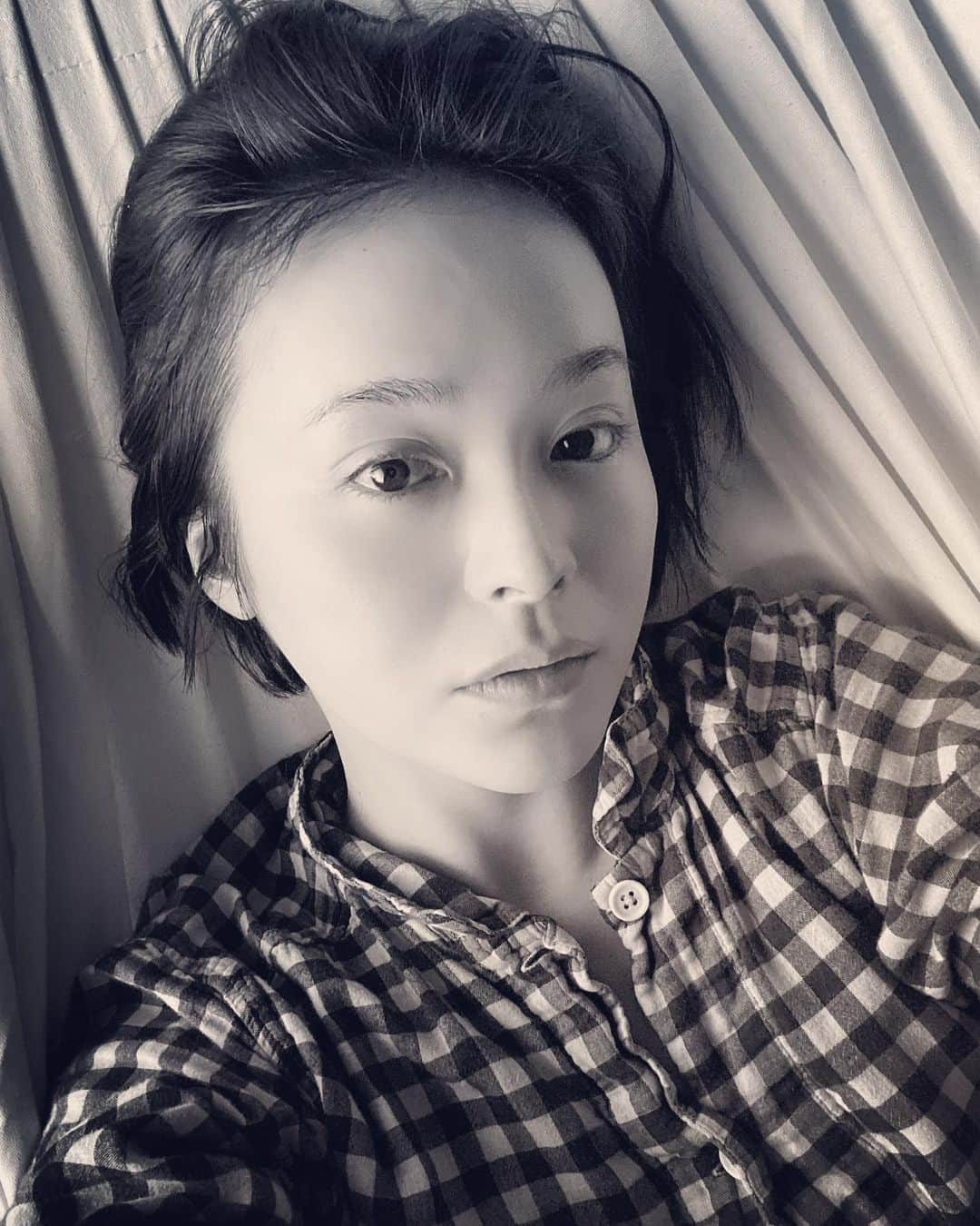 貫地谷しほりさんのインスタグラム写真 - (貫地谷しほりInstagram)「12月ですね。 私はなんと１２時間くらい 寝てしまいました。。 疲れてたのかな。 つい先日東京の千穐楽も 迎えることができました。 観に来てくださった皆様 本当にありがとうございました。 まだ大阪がありますので 体調管理して臨みたいと思います！ て事で今はパジャマのまま ハンモックに揺られてます〜 皆様今年最後の一月、 悔いのないように過ごしましょうね！ 私は終わりよければ全て良しを狙います😎 #2020 #12月 #一番好きな月 #今年 は#クリスマスツリー 出せてないなぁ #束の間のひととき #ゆるーく #過ごさせてもらおう😅」12月1日 13時23分 - shihori_kanjiya