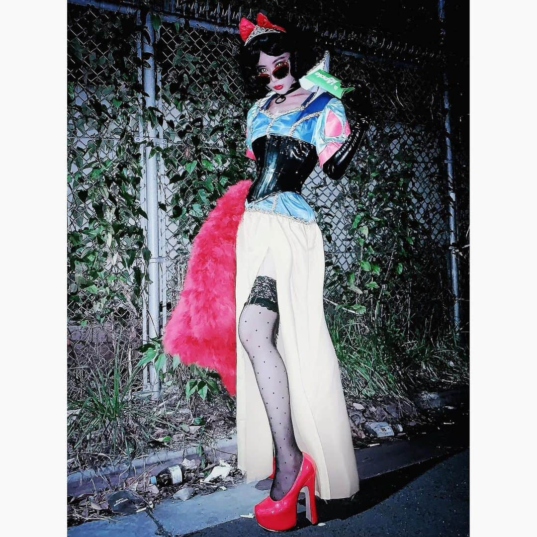 北出菜奈さんのインスタグラム写真 - (北出菜奈Instagram)「_ _  Today's fashion﻿🍎 ﻿  マクドナルドのアップルパイを毎日食べるタイプのスノーホワイト(魔女を買収済) 👸🏼🍔  dress @disney  necklace @lillilly_official  shoes @viviennewestwood  jacket @lillilly_official  sunglasses @miumiu   #ストリートファッション #現代のプリンセス  #ootd #ootdfashion #fashion #outfit #coordinate #style #instafashion」12月1日 13時24分 - nana_kitade