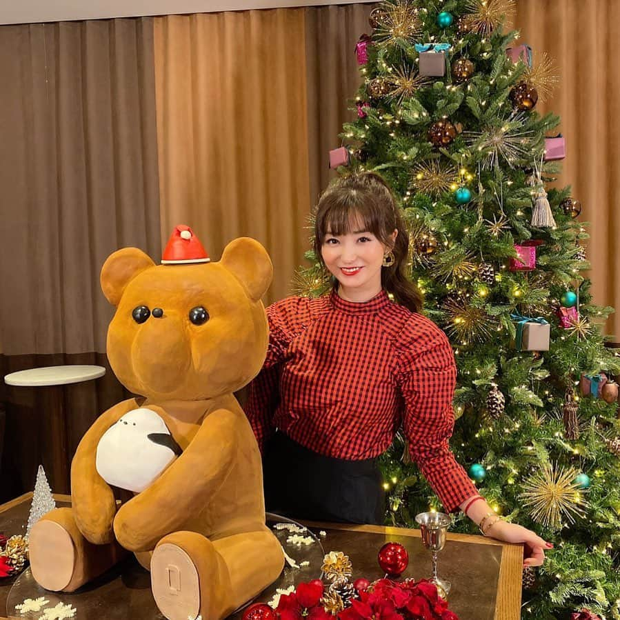 MAMIさんのインスタグラム写真 - (MAMIInstagram)「今日から12月！ 驚き、、  少しクリスマスなお写真を🎅  2020年ももうすぐ終わり。 また歳とる〜😭 ま、いっか。  先週末テストで 数十年ぶりにお勉強したら 肩腰首頭ゴリゴリなので いまからマッサージ2時間コース 行ってまいります。  #12月 #しわす #クリスマス #2020 #2021 #1月生まれ」12月1日 13時34分 - mami_rcj