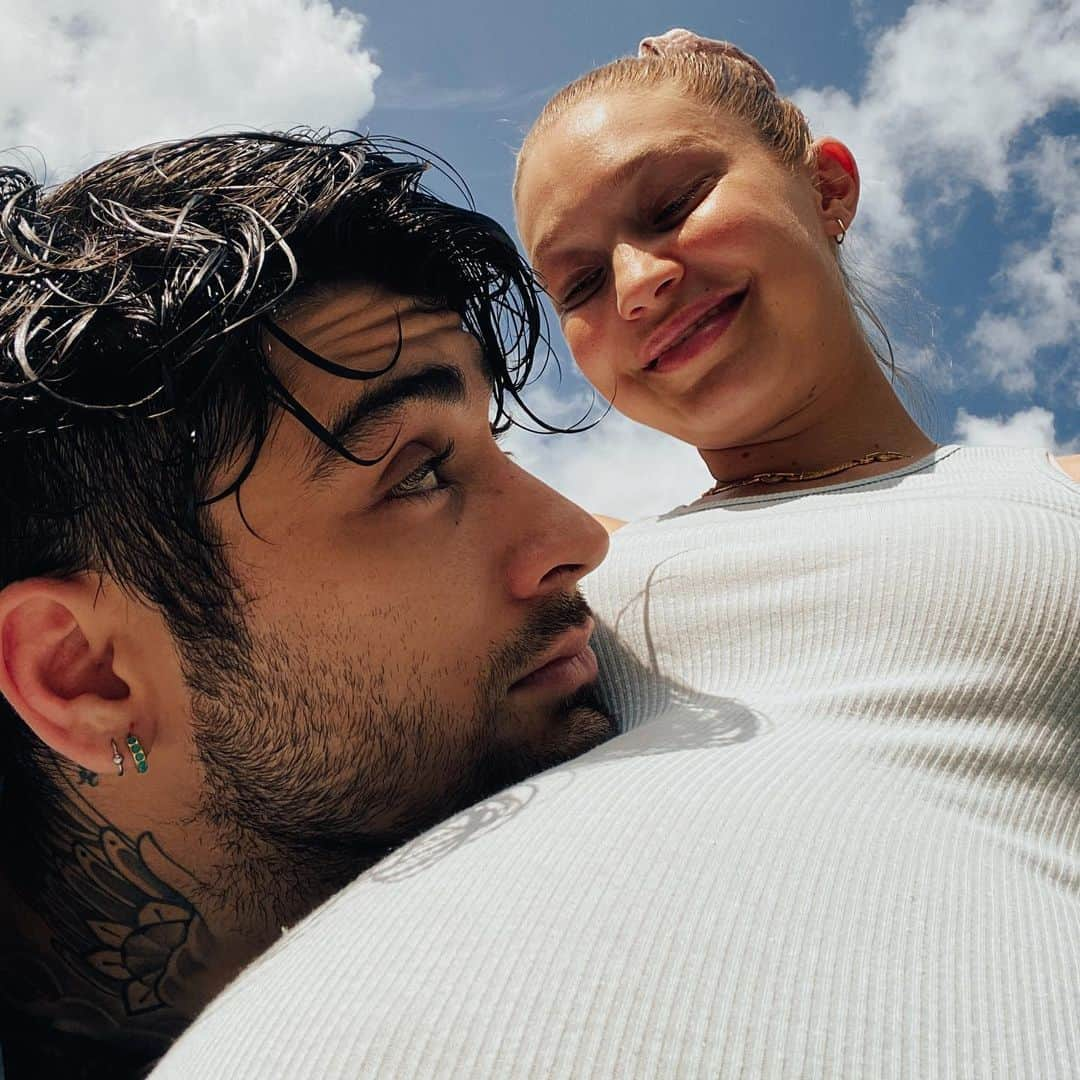 ジジ・ハディッドさんのインスタグラム写真 - (ジジ・ハディッドInstagram)「August, waiting for our girl 🥰🥰🥰😭」12月1日 13時32分 - gigihadid