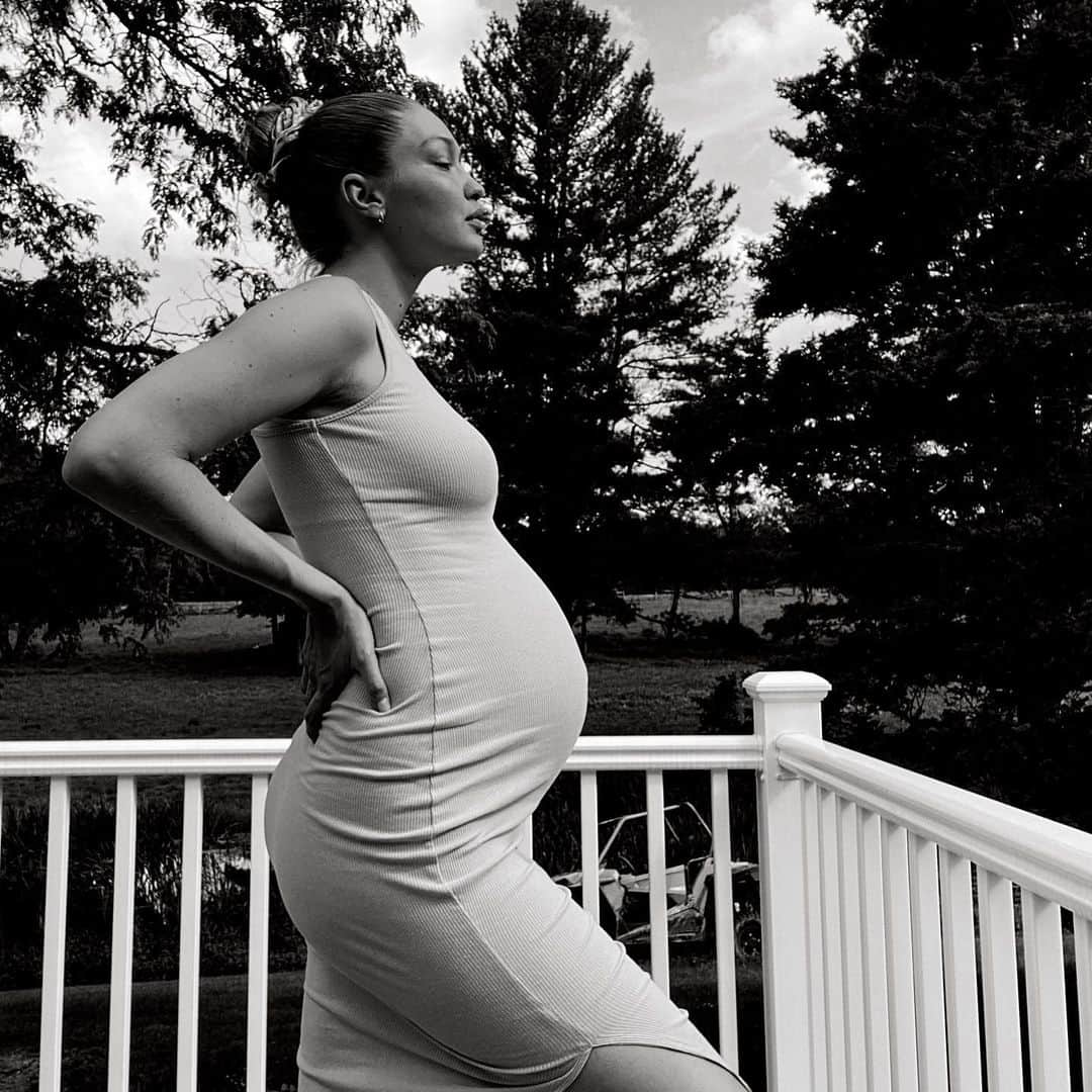 ジジ・ハディッドのインスタグラム：「August, waiting for our girl 🥰🥰🥰😭」