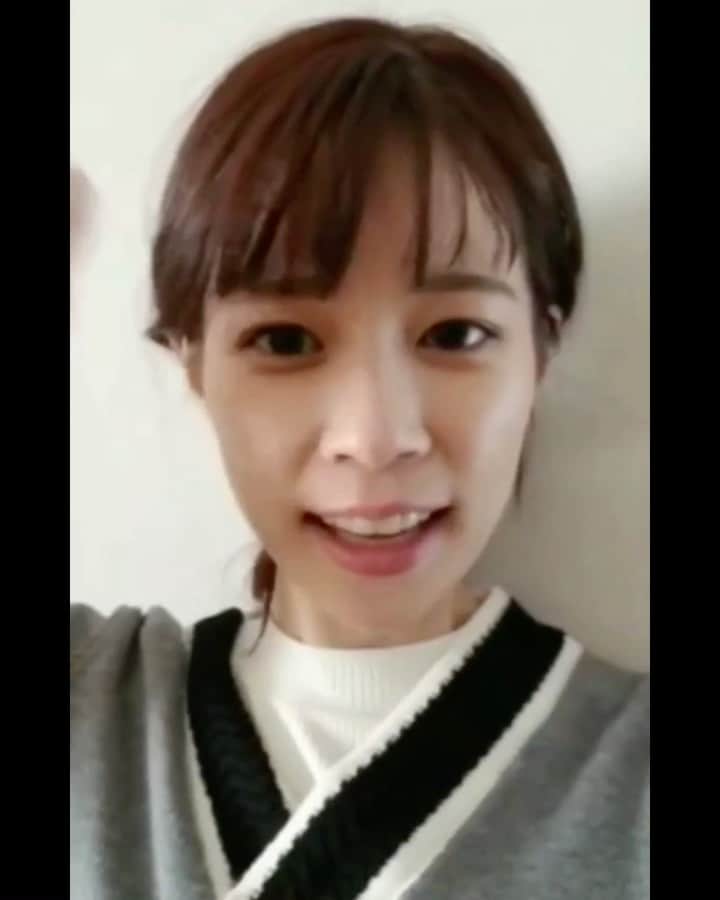フジテレビアナウンサーのインスタグラム：「こんにちは、鈴木唯です🐥  最近アナウンス室のみんなが面白い動画を投稿しているのを目にしたので、私も挑戦してみたくなりました！ 暖かい目で見ていただけたらと思います😂  #内田嶺衣奈 #永島優美 #渡辺和洋 #德田聡一朗 #井上清華 #藤井弘輝」