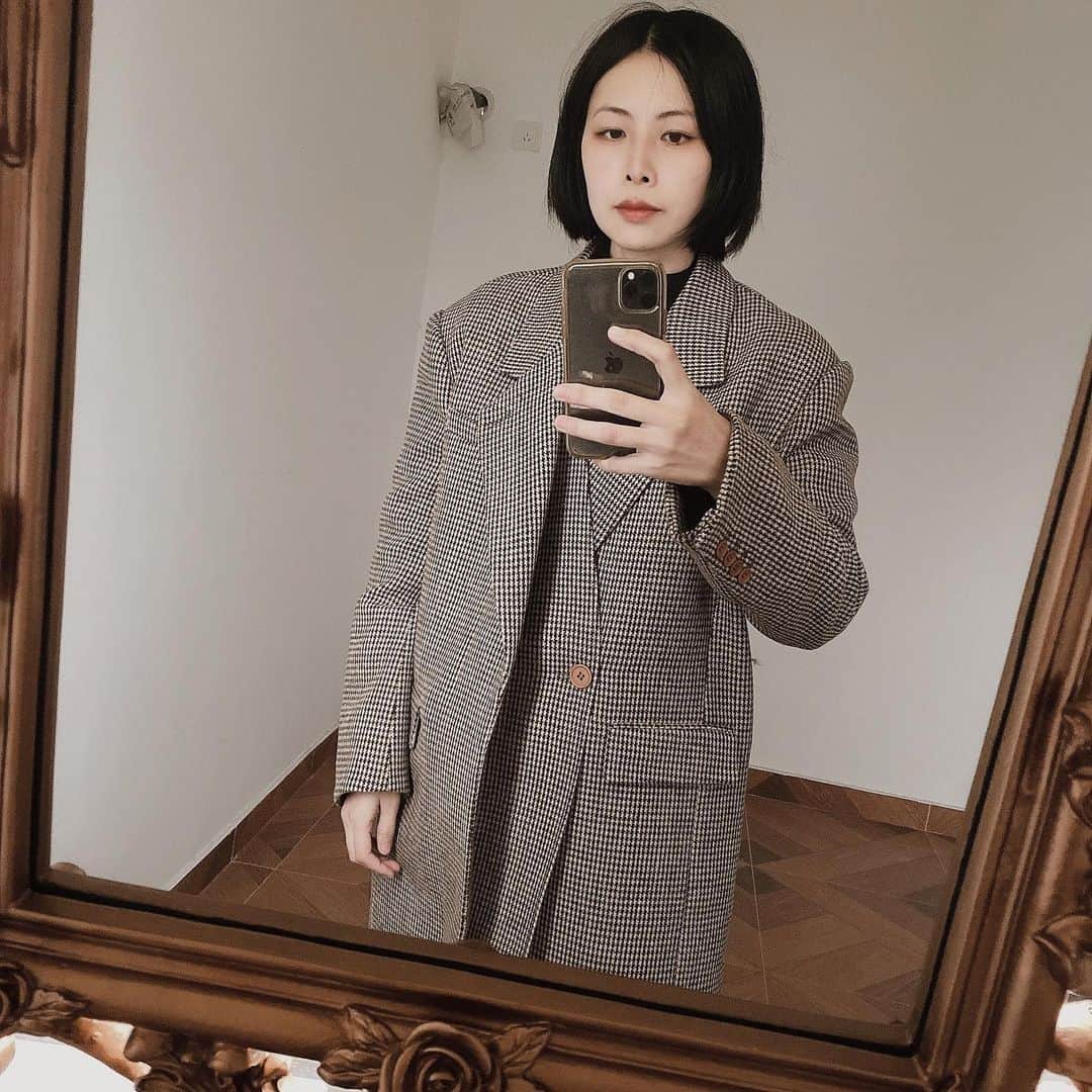 mixmatchisthekeyのインスタグラム：「my go-to daily makeup : @chanel.beauty water fresh tint light, rouge allure velvet extreme 132」