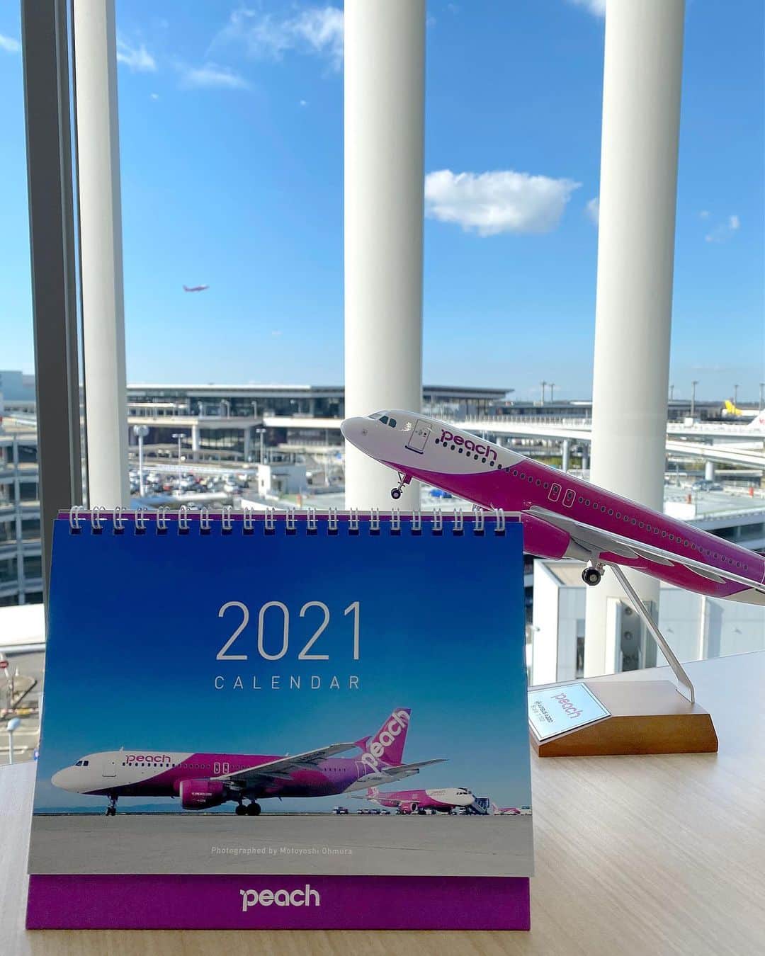 ピーチ・アビエーションのインスタグラム：「2020年も気がつけば、あと1ヶ月🎄✨ ただいまPeachでは、2021年オリジナル卓上カレンダーを販売中です。 . フォトジェニックなPeachの機体の魅力を知り尽くしたオフィシャルカメラマンが撮影した様々なシーンでの写真がたくさん載っています！ . ぜひ、リビングや寝室、テレワーク用のデスクの上など、来年もみなさまの近くにPeachを添えていただけると嬉しいです✈️ 2021年は、楽しいお出かけの予定をたくさん書き込める1年になりますように！ . . 卓上カレンダーは、PEACH SHOP ONLINE、または機内にて購入できます🍑※売り切れ次第終了です。 . ✳︎Instagramからは、peachプロフィールのハイライトにある【SHOP】から商品ページをご覧いただけます♪ . . #peachaviation #fly_peach #lcc #旅の記録」