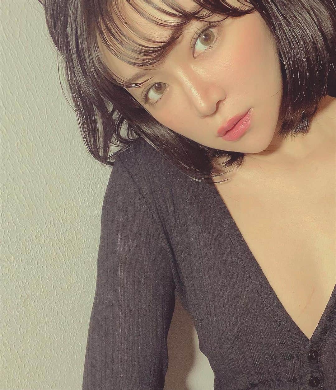 DJ mariennuのインスタグラム：「コンプレックスの話。 顔のパーツが小さくて特に鼻が低くて小さかったマリエンヌはたまにsnsでも自ら鼻ぺちゃって書いたりしてるのですが、昔は自虐も出来ない位ほんっっとうにコンプレックスでした。サングラスしてもストンって落ちちゃったり😂 友達には「顔に合ってるよっ💪」て言ってもらえたりしたのですが今回#A式鼻先シャープ術 があるのを知って 糸自体が溶ける系という事でそんなに不安もなく出来るかな？と思って33歳の誕生日を迎える記念に#aclinic の @dr.komatsu_rui 先生にやってもらう事にしましたー💪 自然に鼻先が少し出てくれて凄く嬉しい😆!!! 糸が溶けても組織として形成されてくれるそうで半永久なんだって❤️ 先生が丁寧に話をして下さって信頼感を持てました☺️そしてこんなに清潔感があって綺麗なクリニックは初めて😆♪それだけでもテンション上がっちゃいました🤣 お鼻にコンプレックスをお持ちの方は是非タグから飛んで見てみて下さい♪質問のdmも受け付けてます💪  #A式鼻先シャープ術  #鼻先革命 #aclinic #aclinic横浜 #aclinic銀座 #aクリニック #エークリニック #美容外科 #小松塁」