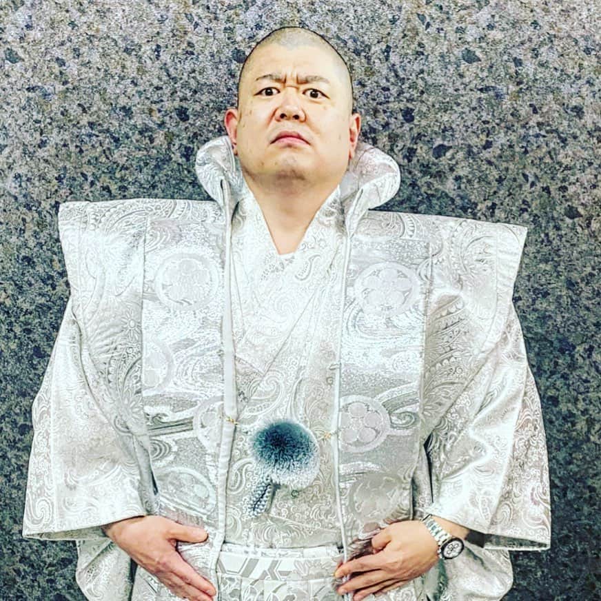  WATANABETAKAYOSHIさんのインスタグラム写真 - ( WATANABETAKAYOSHIInstagram)「New cooking coat！  "crazy samurai style"  This is fine ❓  @miyabi_kokura」12月1日 13時40分 - teruzushi
