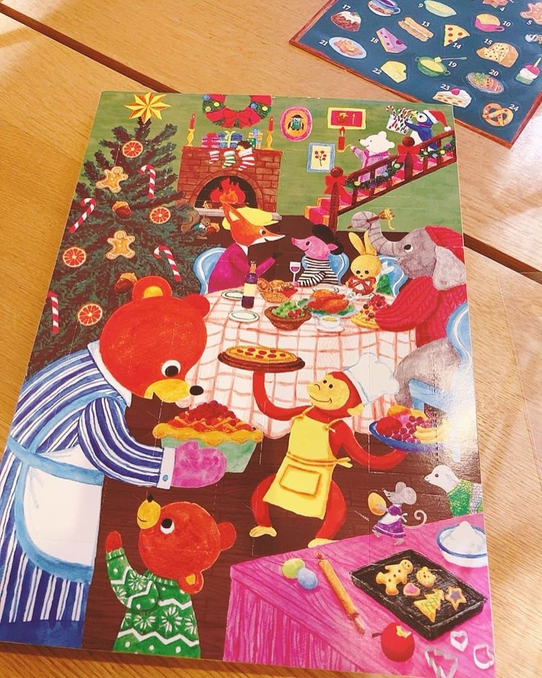 佐藤千晶のインスタグラム：「クリスマスの日まで、楽しみに窓を開けるアドベントカレンダー🎄 12月1日の今日、一つ目を開けました☺️  #アドベントカレンダー #カレンダー #クリスマス #カルディ #チョコレート」