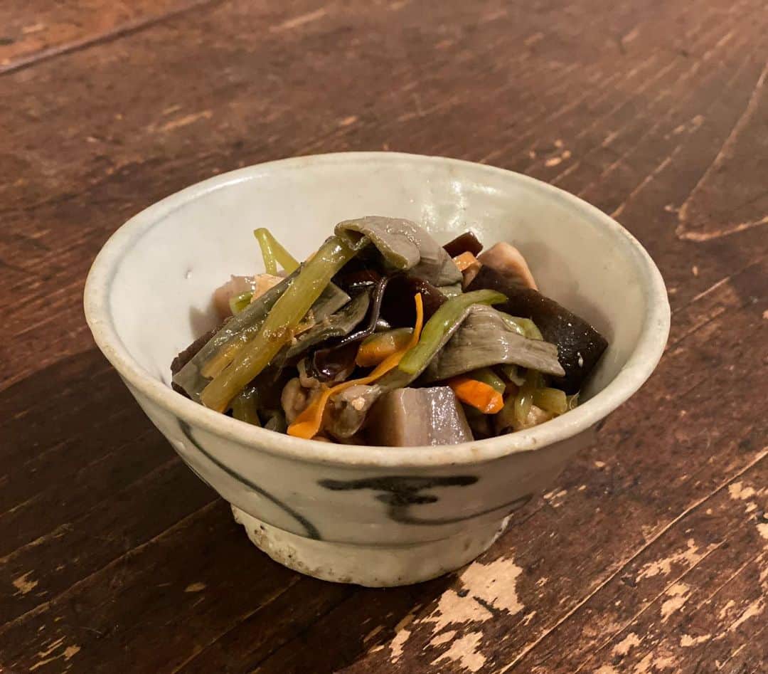 のインスタグラム：「高知の日曜市で買ってきたイタドリや蕗や手作りこんにゃくをお土産でママに渡したら美味しい煮物になって返ってきた😋 一緒に煮た人参も自分で干してるそうで、確かに旨みも食感もアップしてる😻こういう滋味深いおかず大好き！」